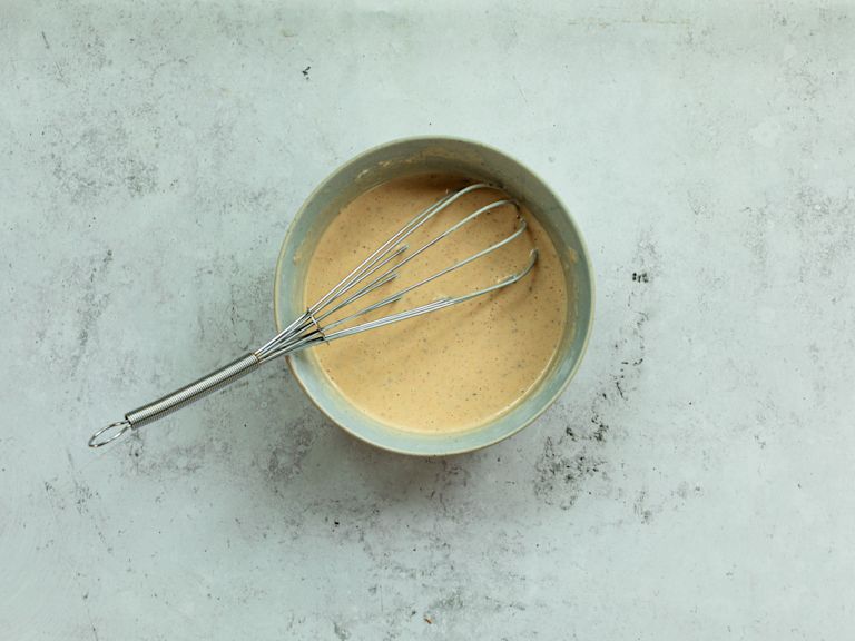 Schritt 1: Die feuchten Zutaten zur trockenen Mischung geben und gut verrühren, bis ein glatter Teig entsteht Schritt 1: Die feuchten Zutaten zur trockenen Mischung geben und gut verrühren, bis ein glatter Teig entsteht