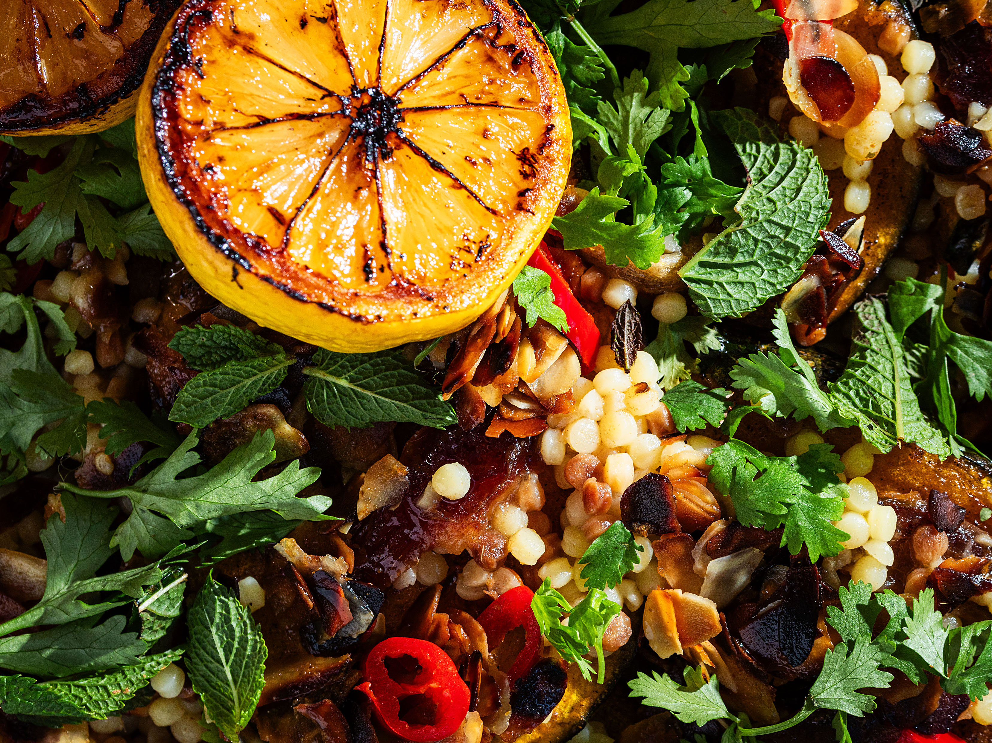 Schritt 3: Zitronen  für Gerösteten Kürbis mit Fregola sarda, Datteln und Mandeln rösten