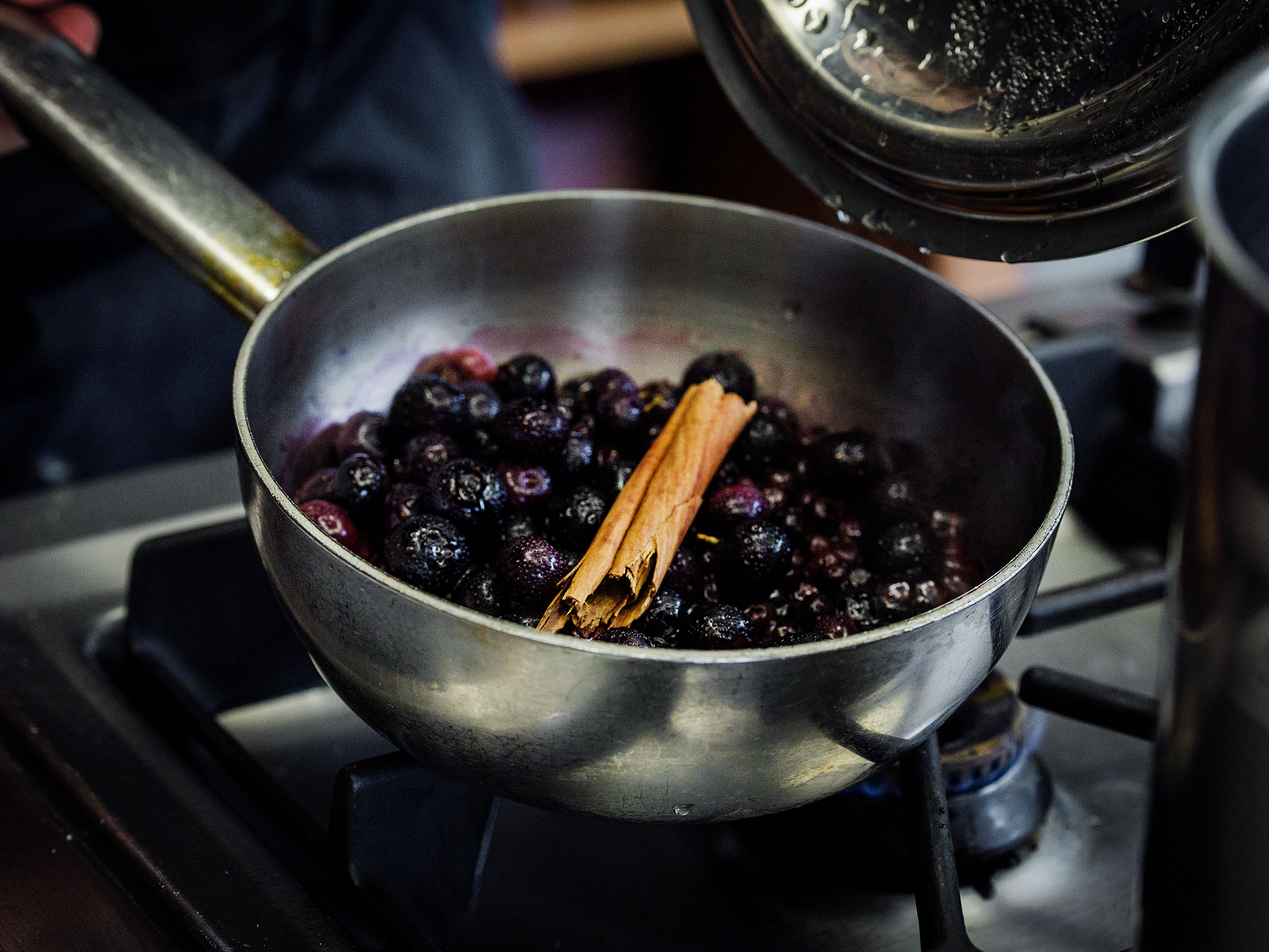Schritt 3:  Füllung für den Heidelbeerkuchen zubereiten 