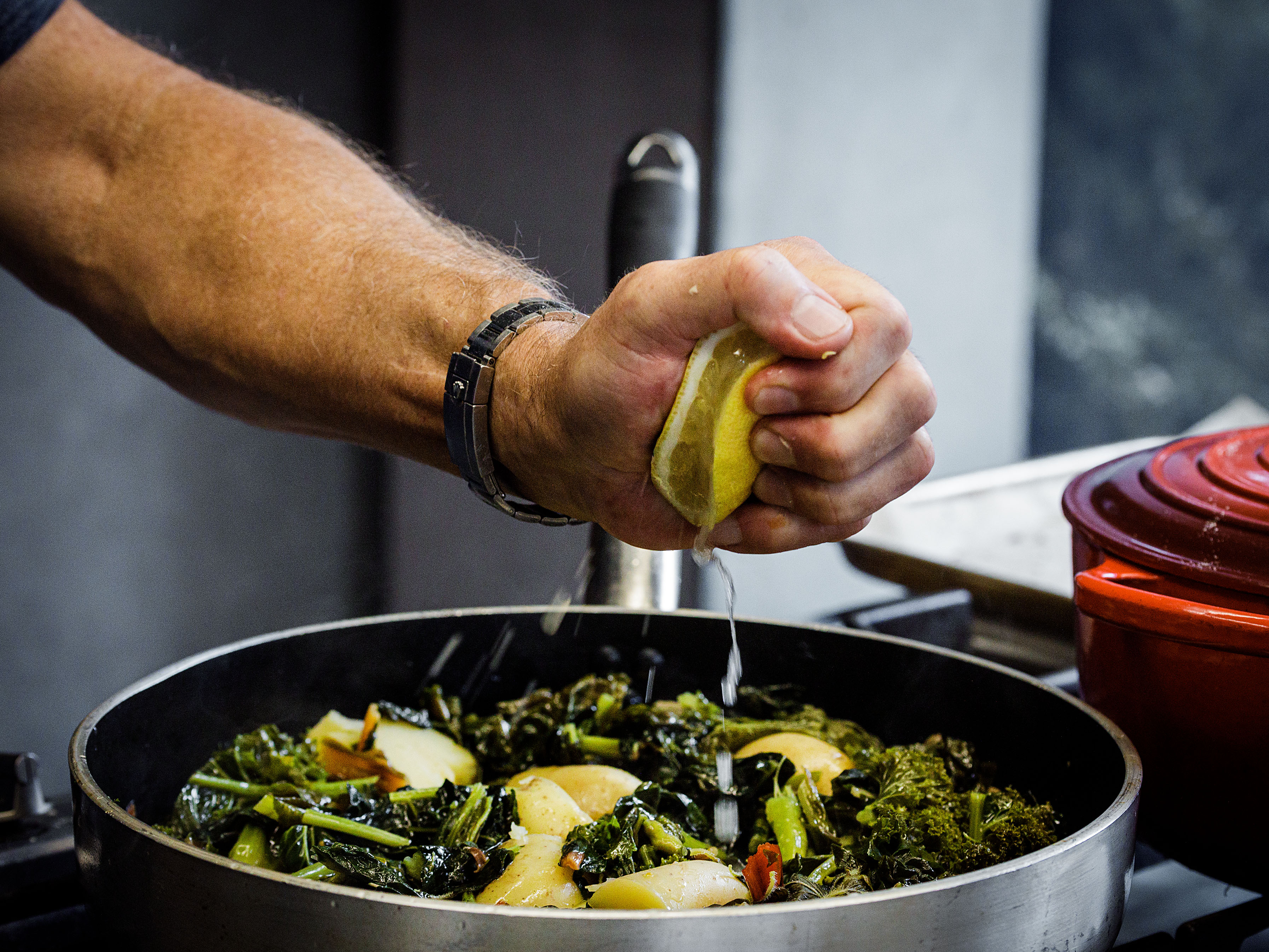 Schritt 3:  Wintergemüse in Knoblauchöl fertigstellen und anrichten
