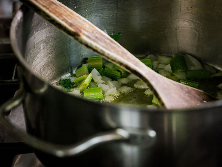 Schritt 2: Restliches Gemüse für Sizilianische Caponata vorbereiten. Schritt 2: Restliches Gemüse für Sizilianische Caponata vorbereiten.