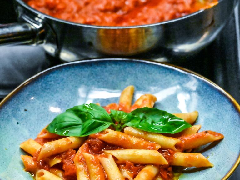 Schritt 2: Einfachen Tomatensugo fertigstellen