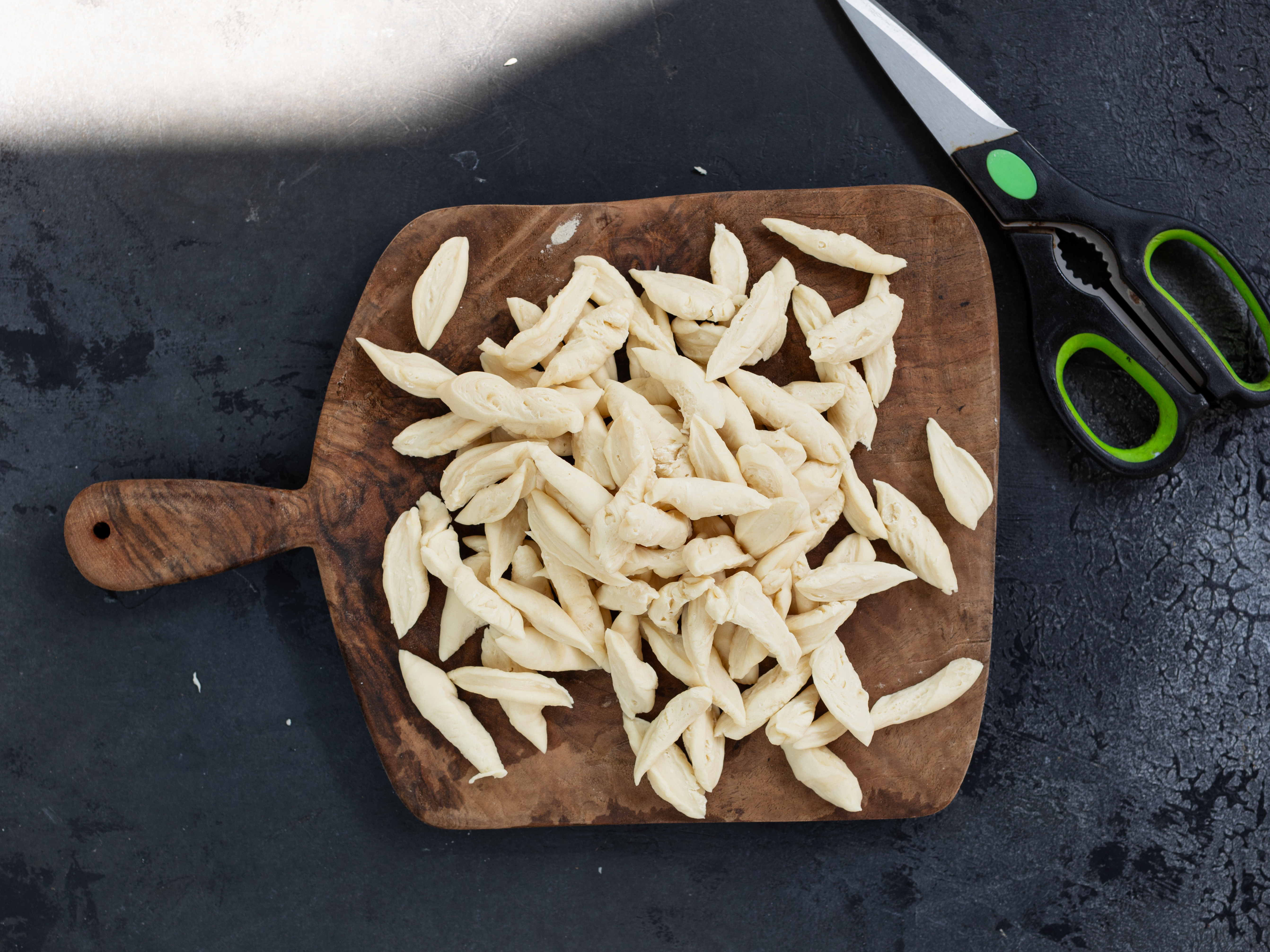 Schritt 2: Nudeln  für Asiatische Scherennudeln schneiden und kochen 