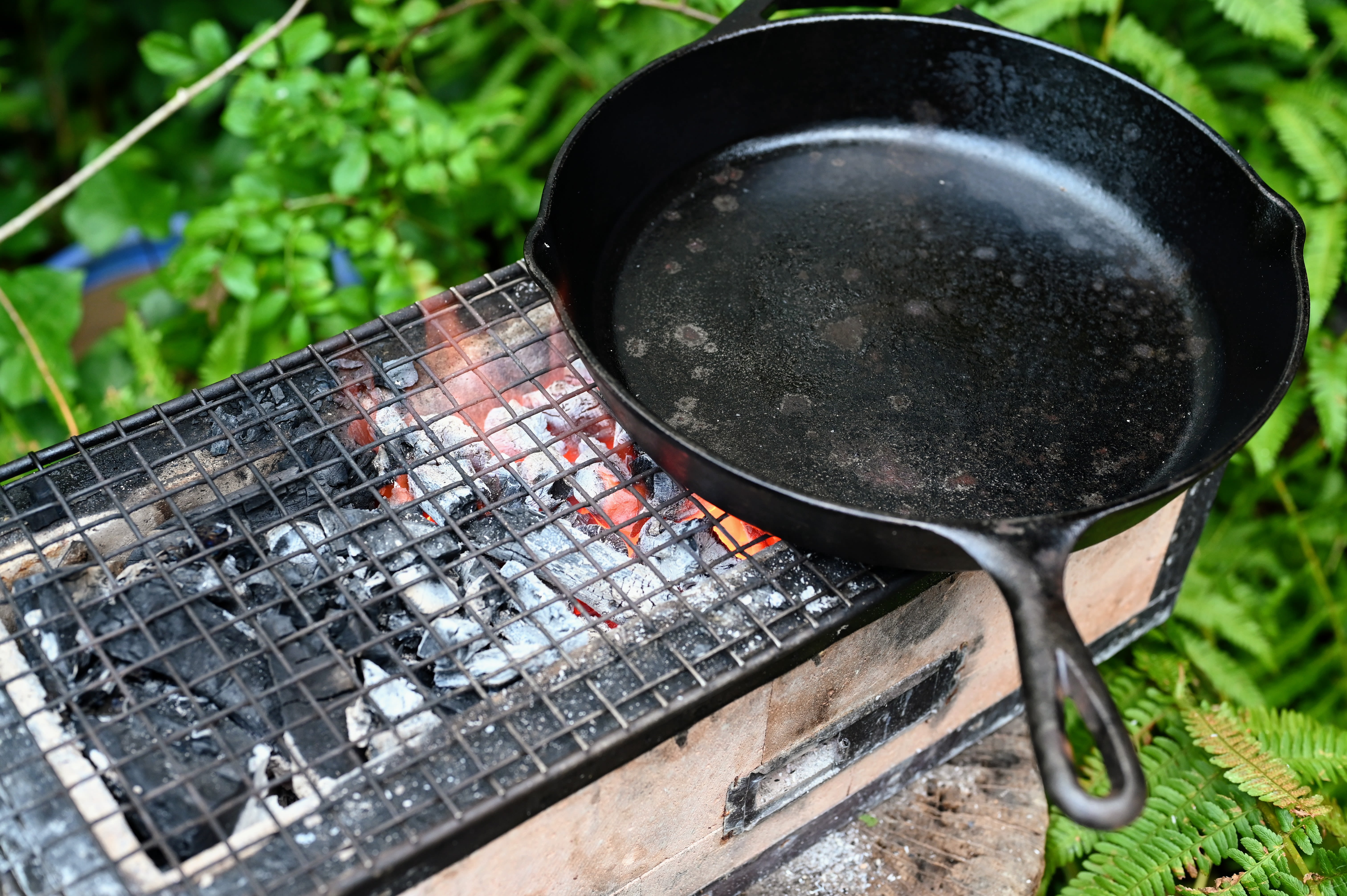 Schritt 1: Pfanne für Pimientos de Padrón mit Zwiebeln und Zitronen vorbereiten 