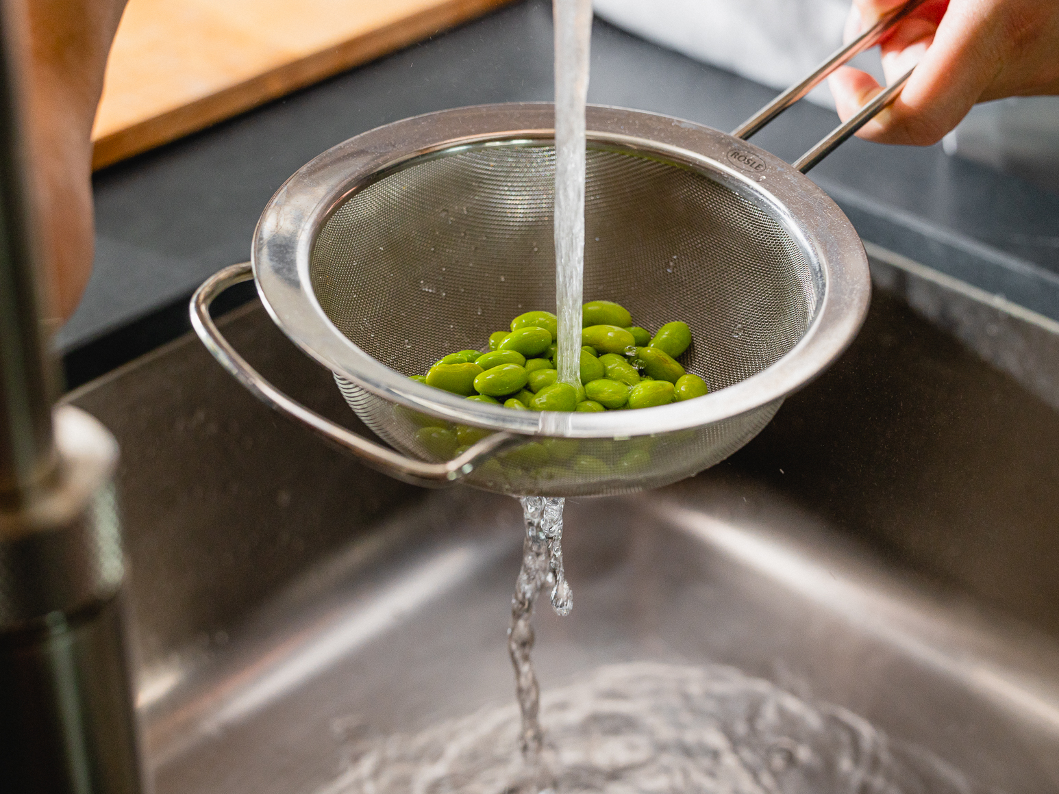 Schritt 1: Edamame-Hummus mit Wasabi und Sesamöl vorbereiten
