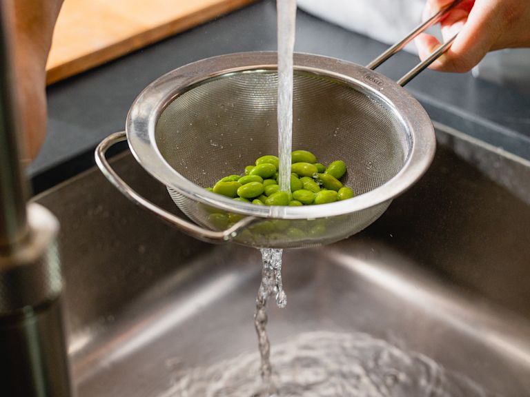 Schritt 1: Edamame-Hummus mit Wasabi und Sesamöl vorbereiten Schritt 1: Edamame-Hummus mit Wasabi und Sesamöl vorbereiten