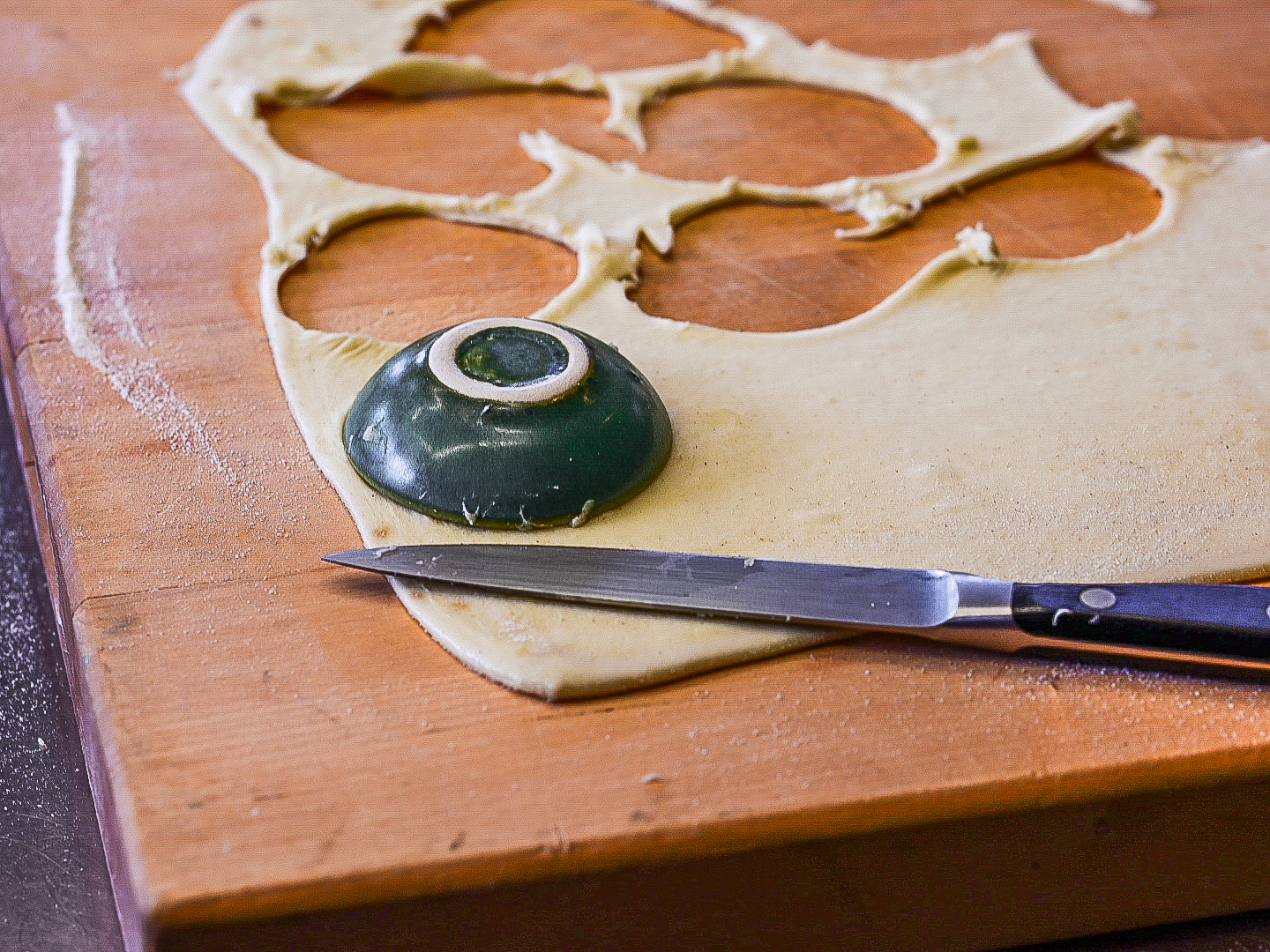 Schritt 1: Teig für  Pastel de Nata ausrollen und Formen auskleiden