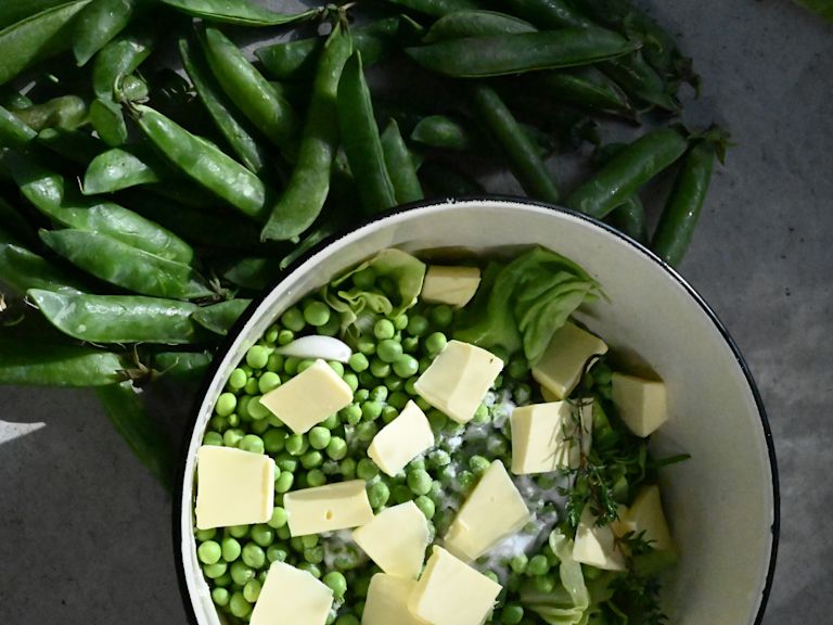 Schritt 1: Gemüse  für Erbsen auf französische Art rüsten Schritt 1: Gemüse  für Erbsen auf französische Art rüsten