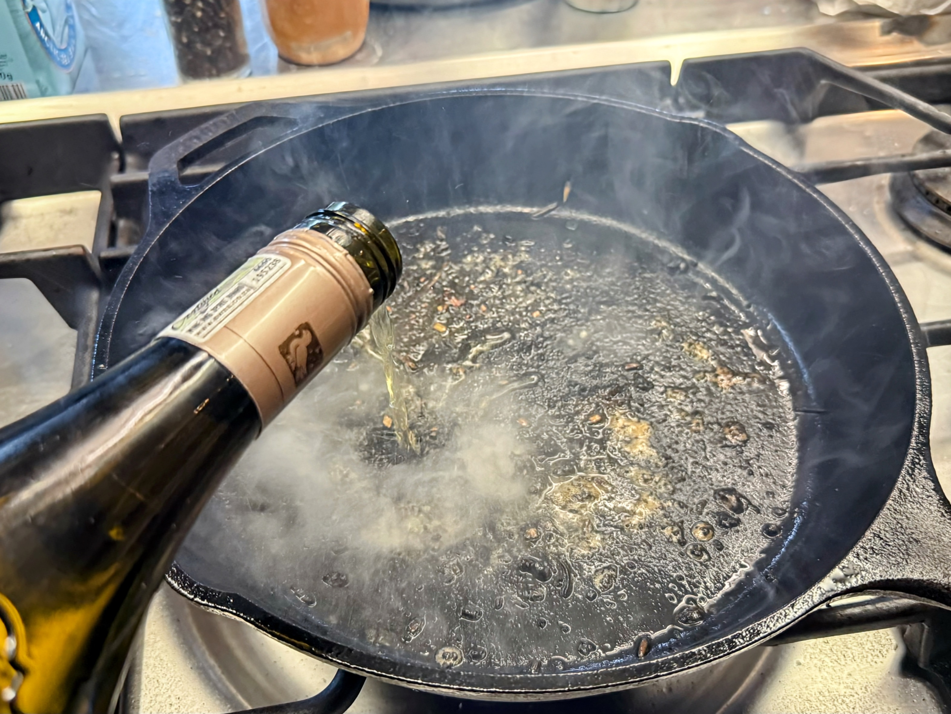 Schritt 2: Tomaten für Zitronen-Knoblauch-Pouletsteaks mit Kirschtomaten sautieren und servieren