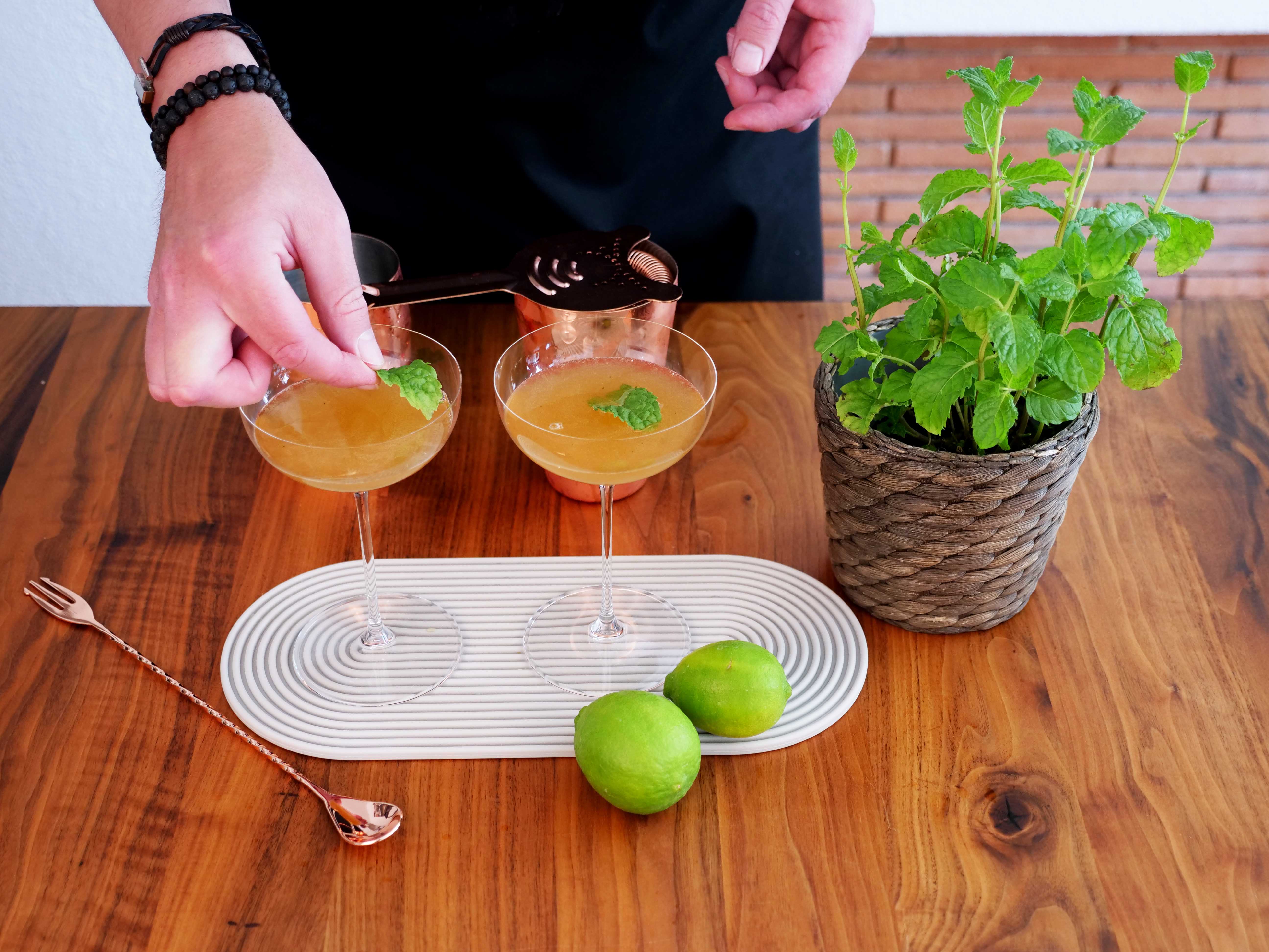 5. Mit Champagner auffüllen und garnieren