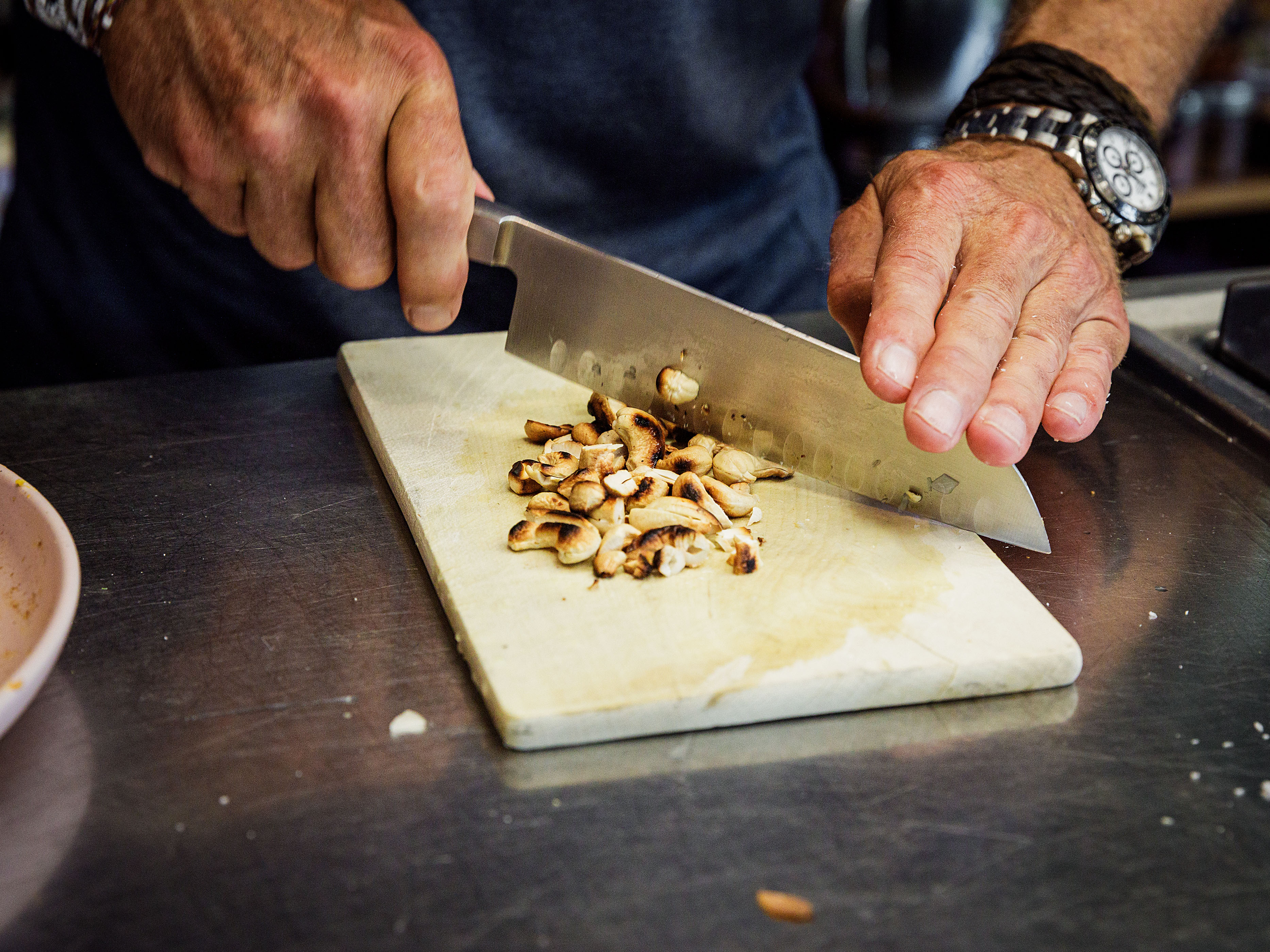 Schritt 2: Die Cashews schneiden und hinzufügen