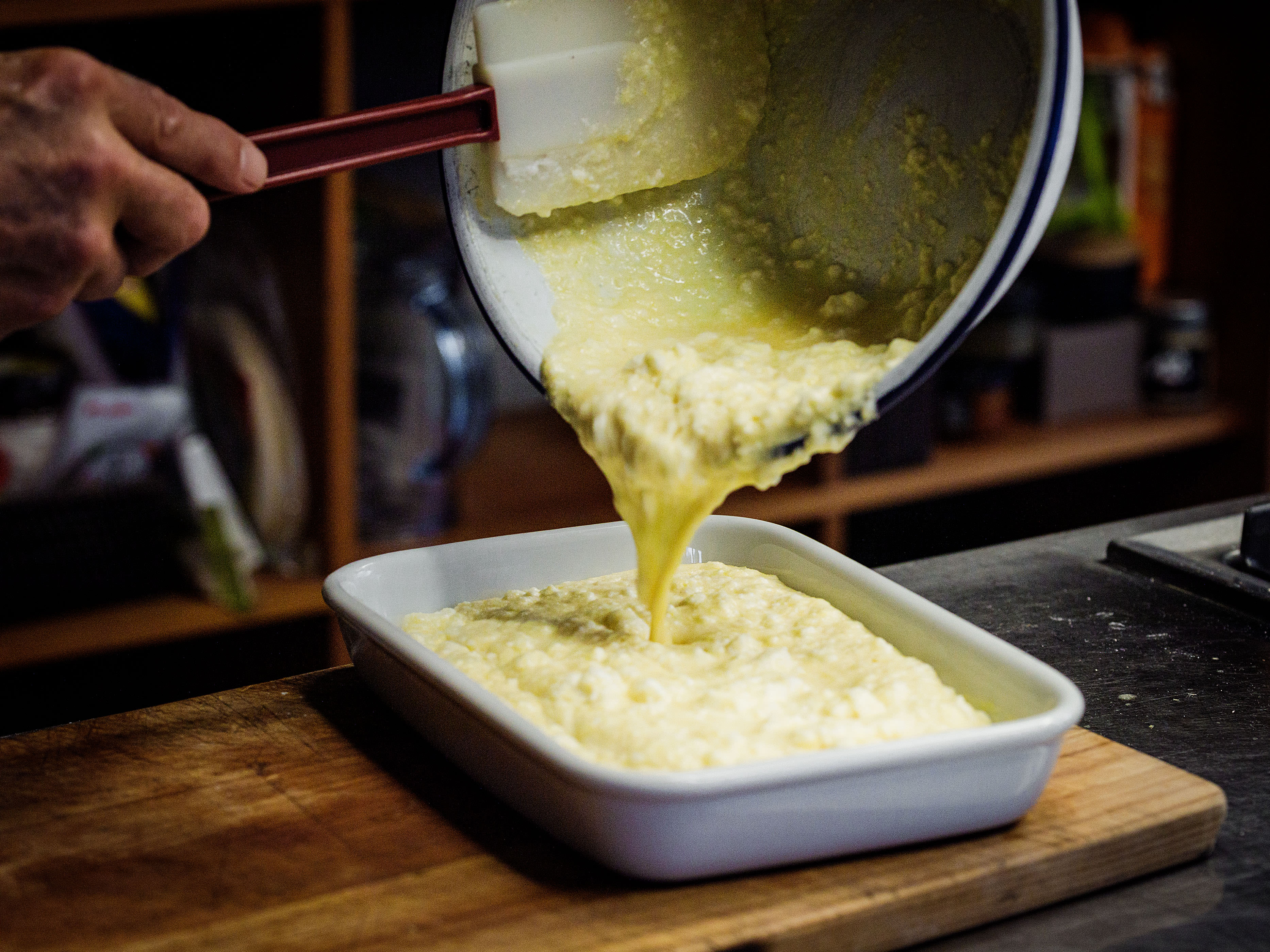 Schritt 2: Eiweiss für Polenta-Honig-Pudding schlagen, Polentapudding backen und anrichten  