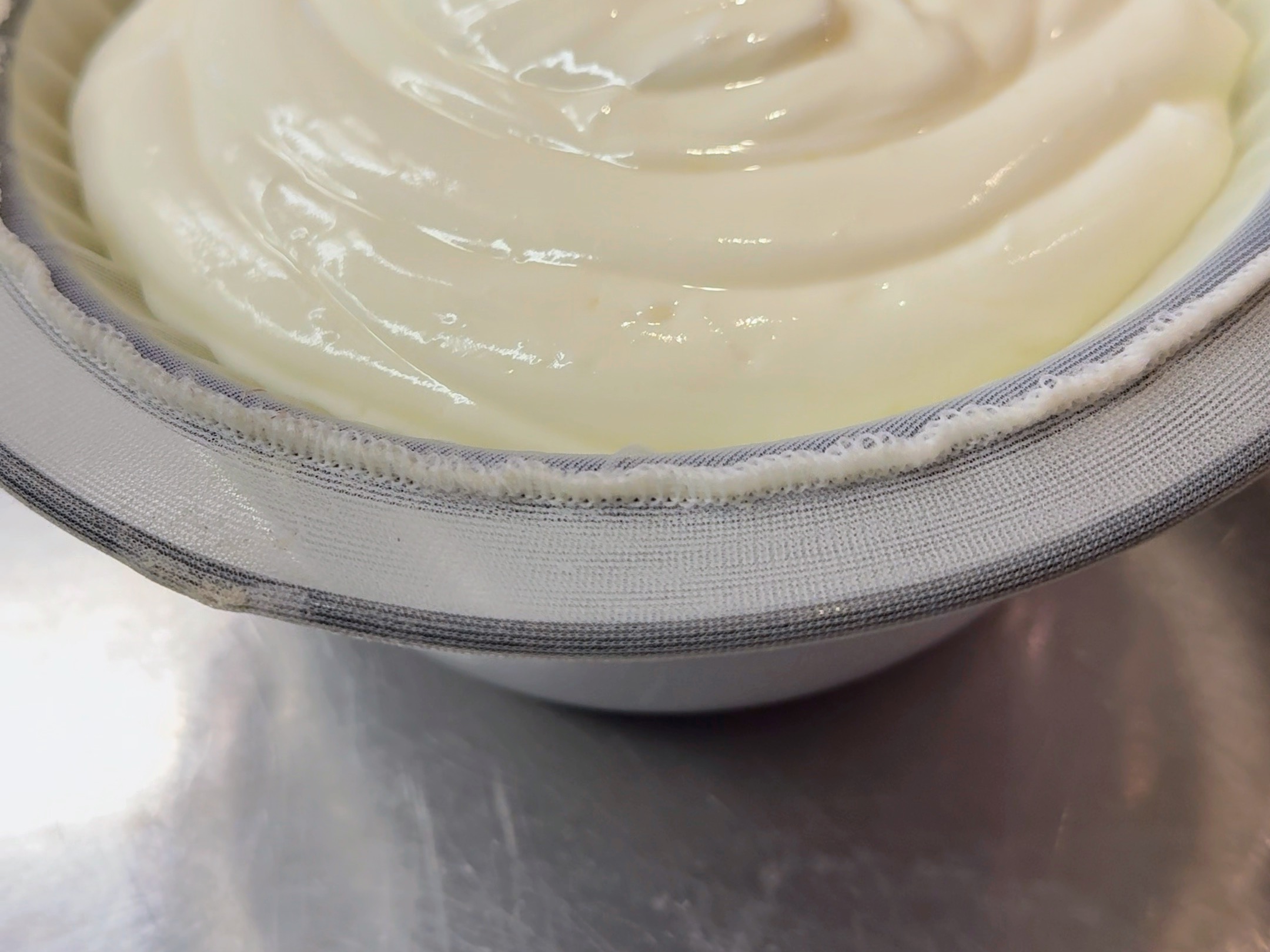 Schritt 1: Joghurt für Gerösteter Rhabarber mit Joghurt Crème (Labneh) abtropfen lassen 