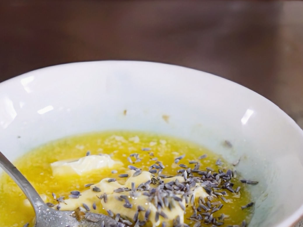 Schritt 2:  Schmoren der Kalbsbrust mit Lavendel und tasmanischem Pfeffer und Sauce Verfeinern