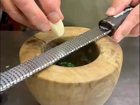 Schritt 1: Zubereitung des Pestos und der Tomaten für Caprese-Burrata Focaccia-Sandwich 