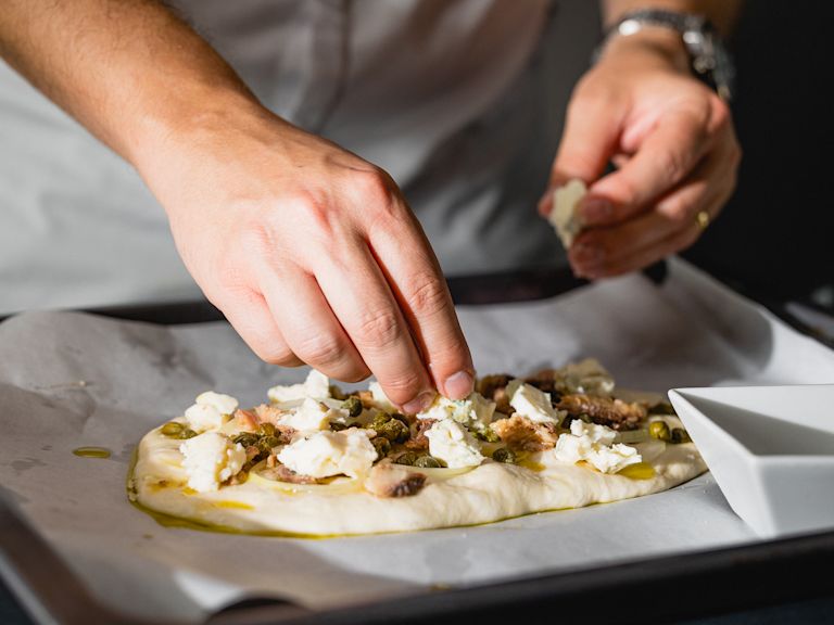 Schritt 2: Focaccia mit Kapern, Sardellen und Zwiebeln belegen und backen Schritt 2: Focaccia mit Kapern, Sardellen und Zwiebeln belegen und backen