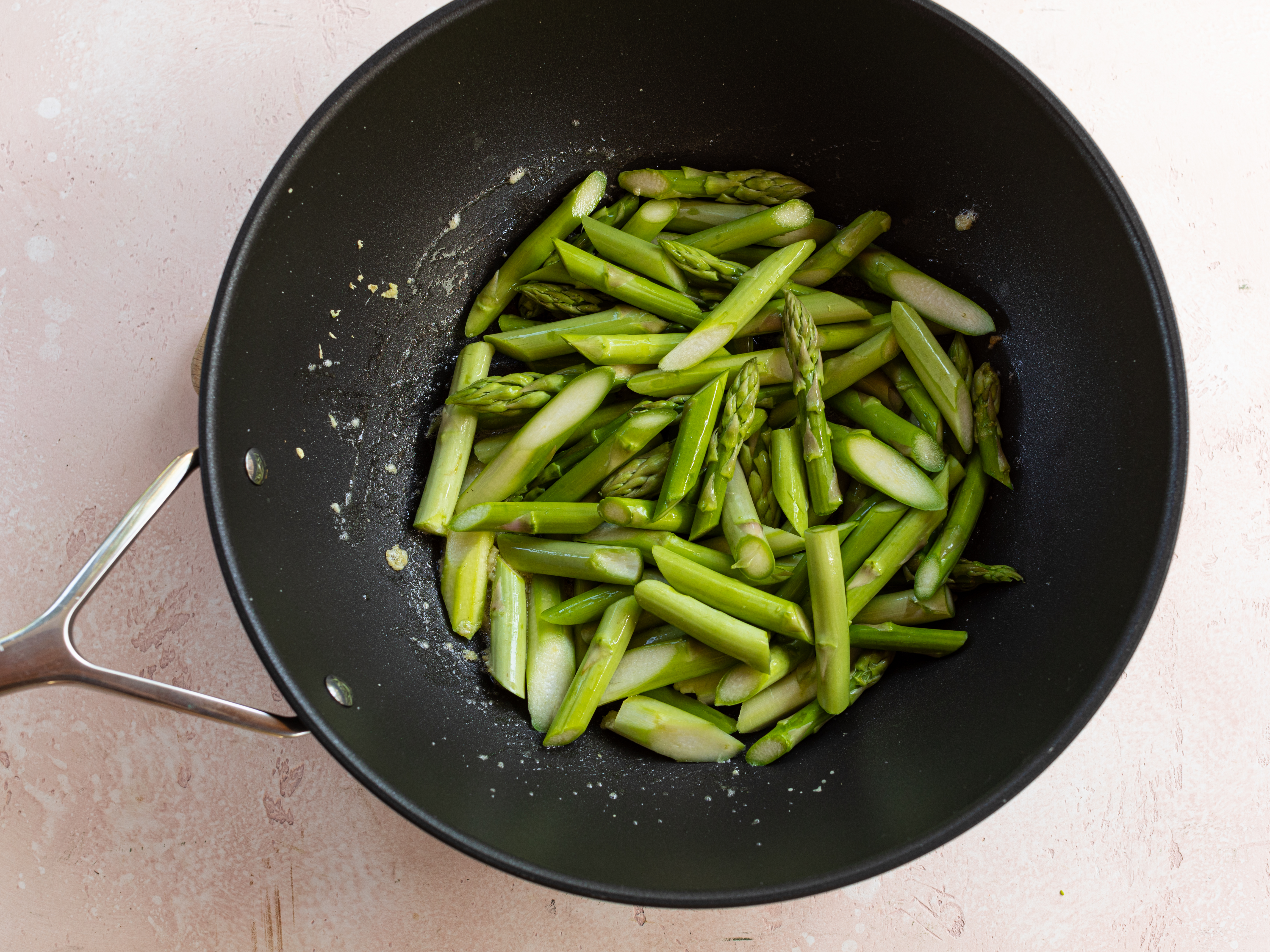 Schritt 3: Den grünen Spargel in den Wok geben 