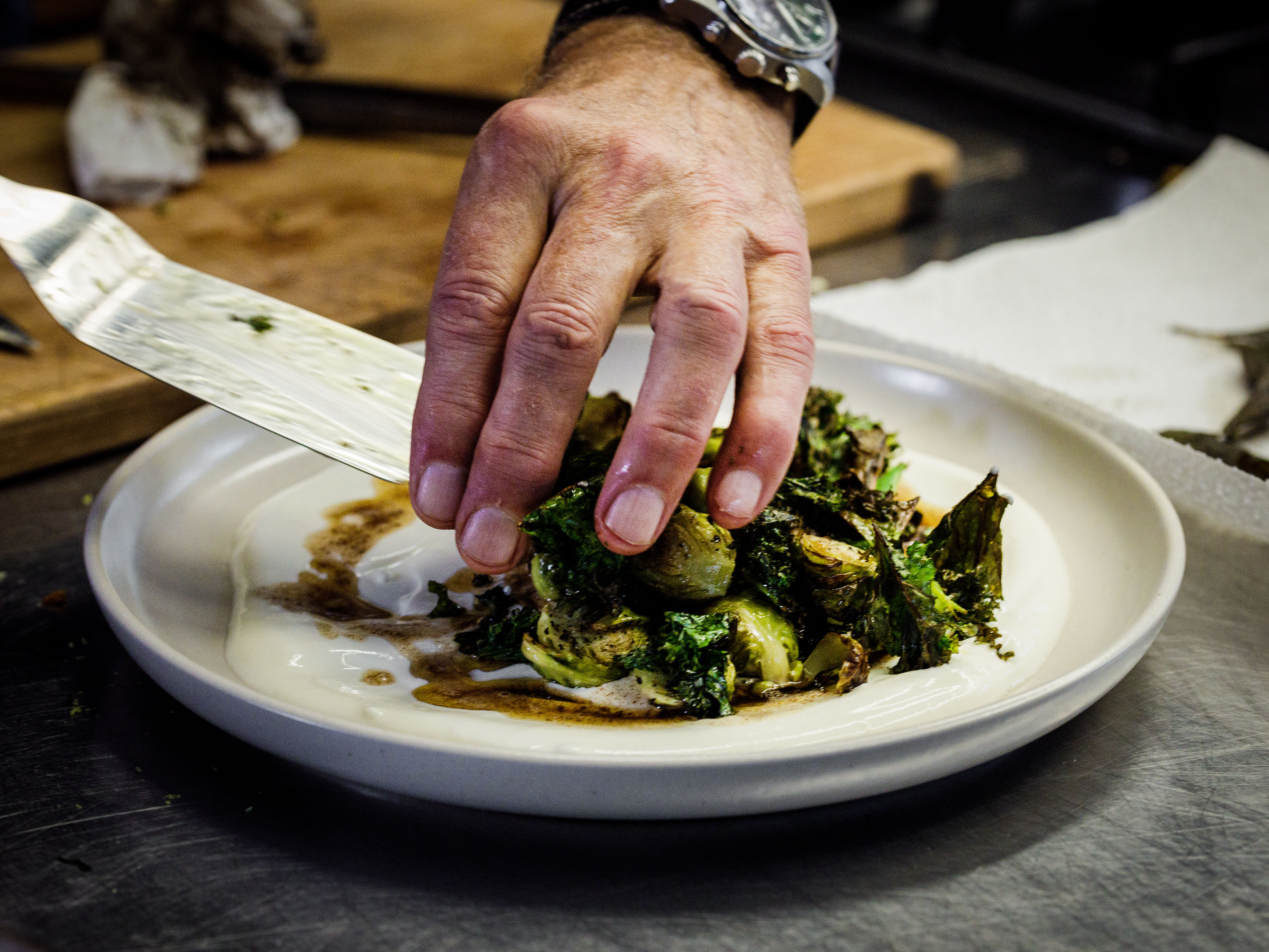 Schritt 5: Die Rosenkohlmischung auf den Zimbutter-Joghurt verteilen