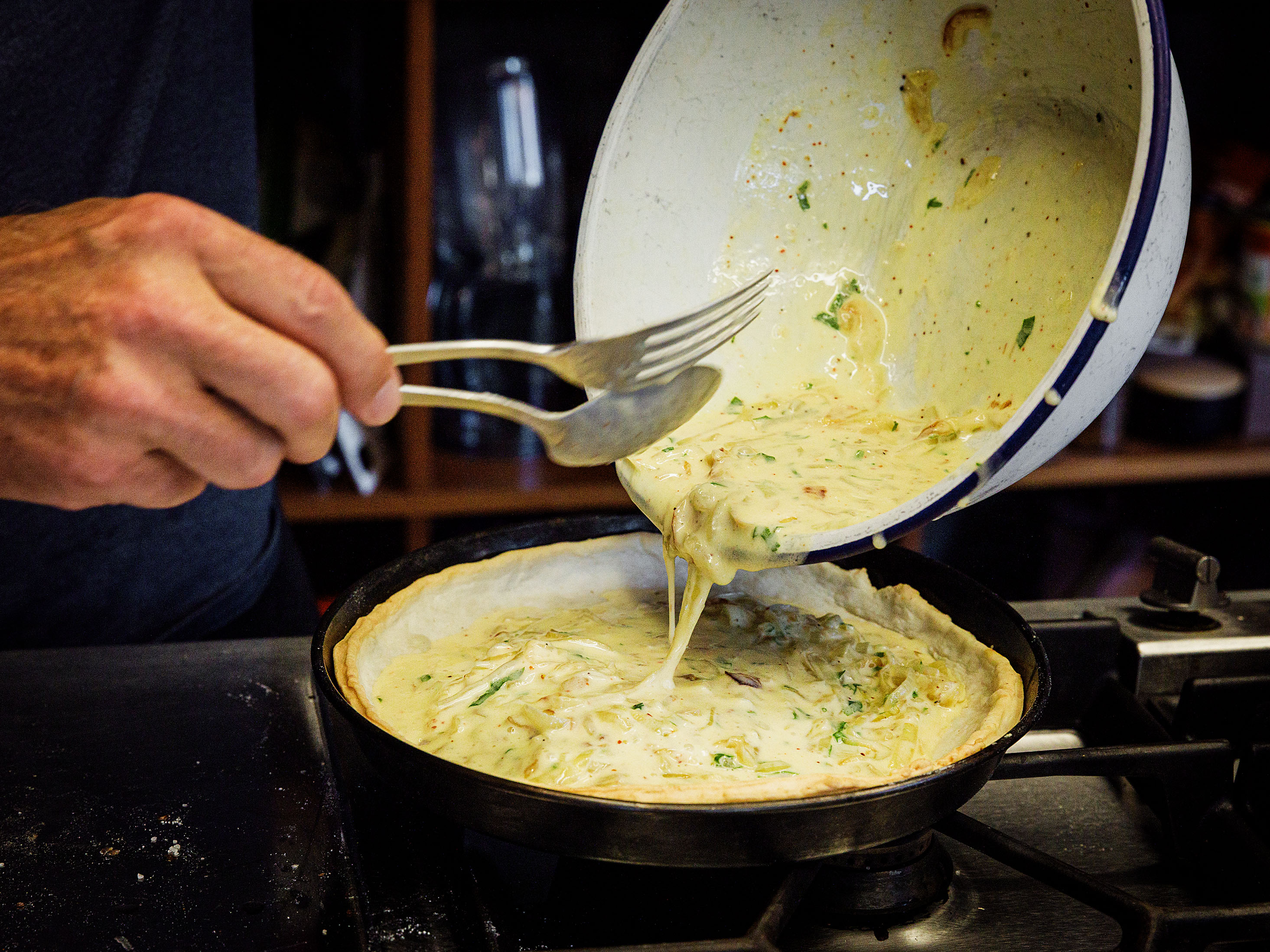 Schritt 5: Die Zwiebelfüllung gleichmässig auf den fertig gebackenen Zwiebelkuchen verteilen und dann weiter goldbraun backen