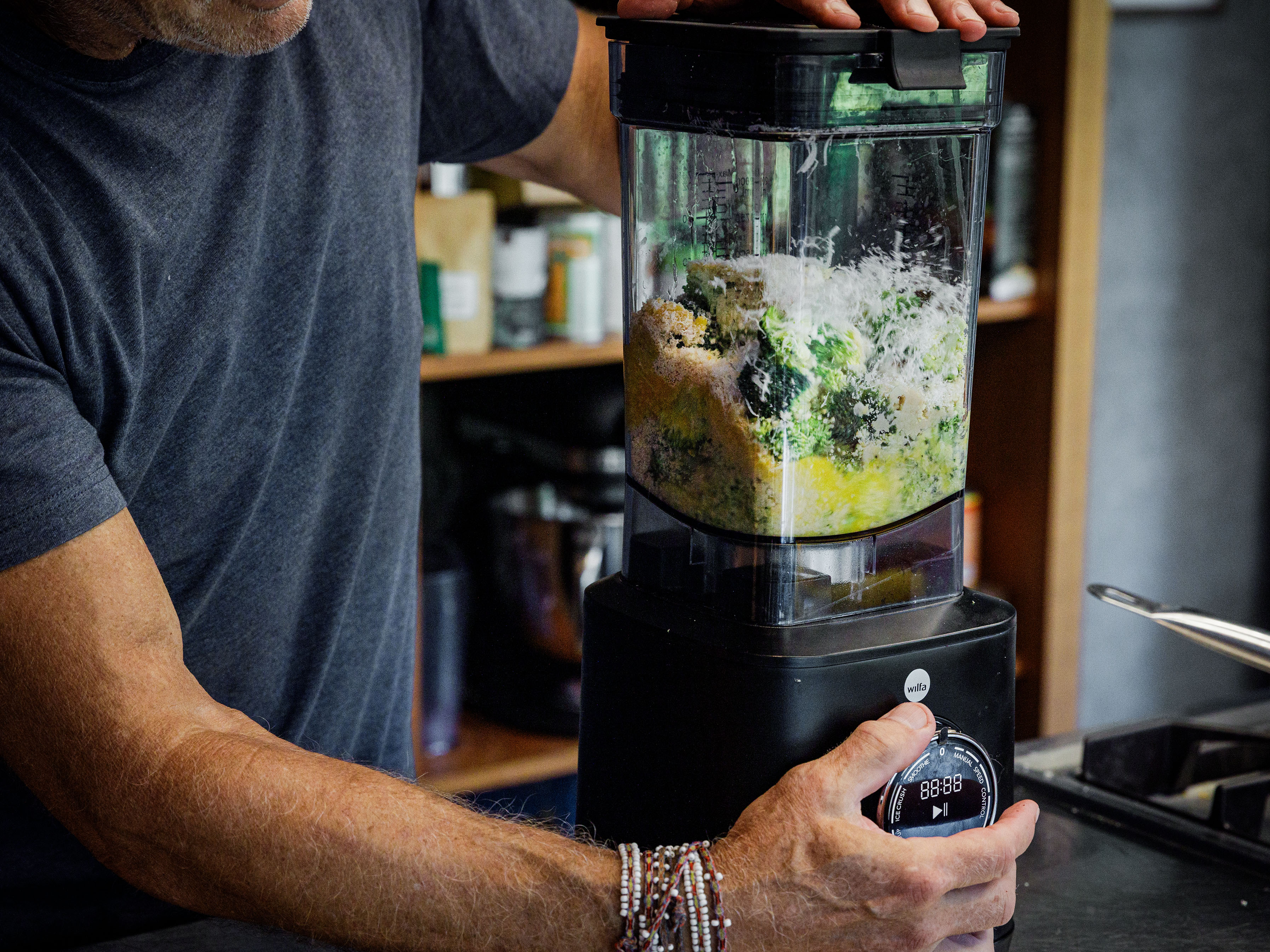 Schritt 1: Teig für Kürbistarte mit Broccoliteig, Ziegenkäse und Salbei zubereiten