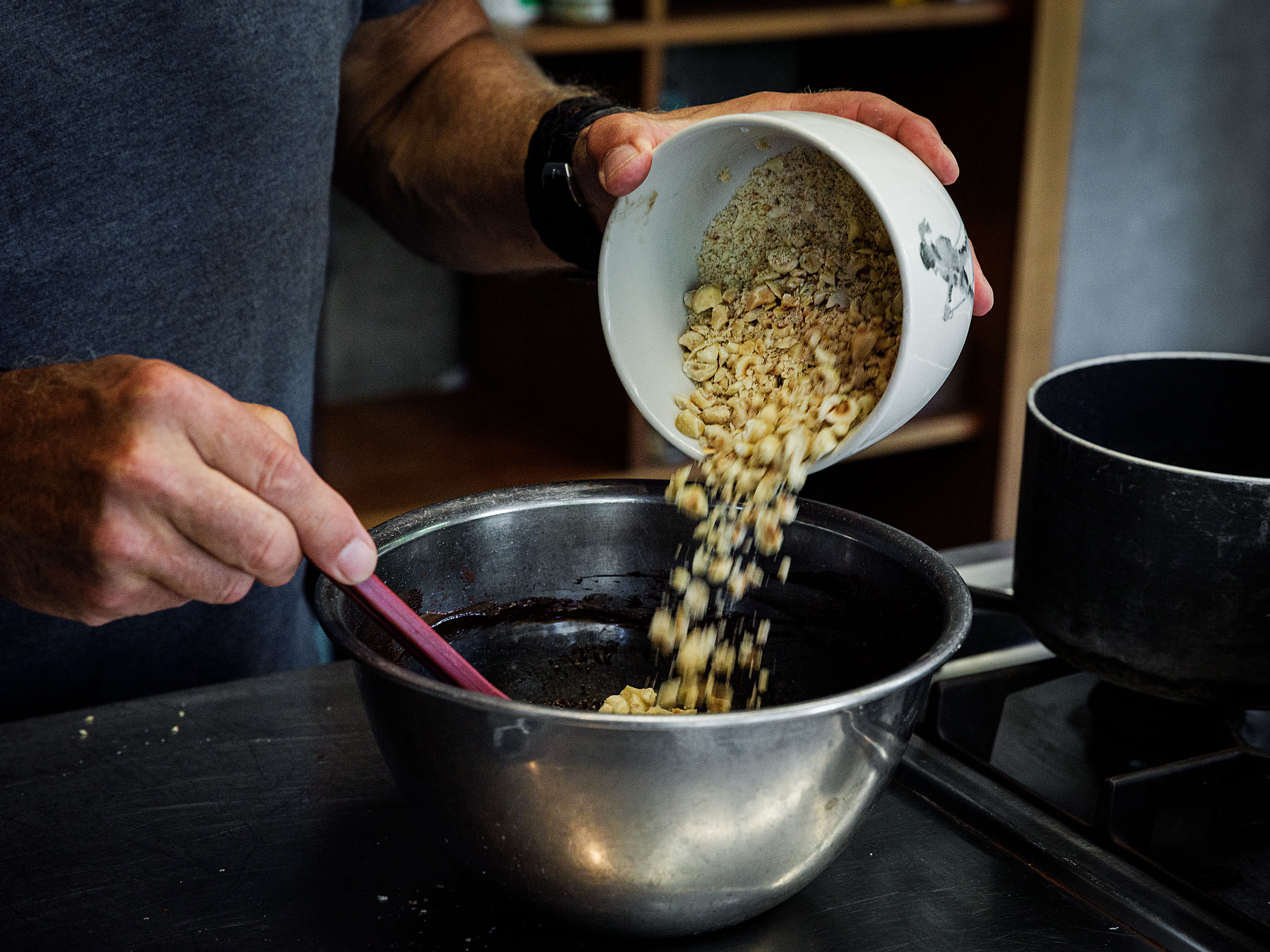 Schritt 3: Füllung für Glutenfreien Schoko-Haselnuss-Buttermilch-Kuchen zubereiten und Schokoladenkuchen backen