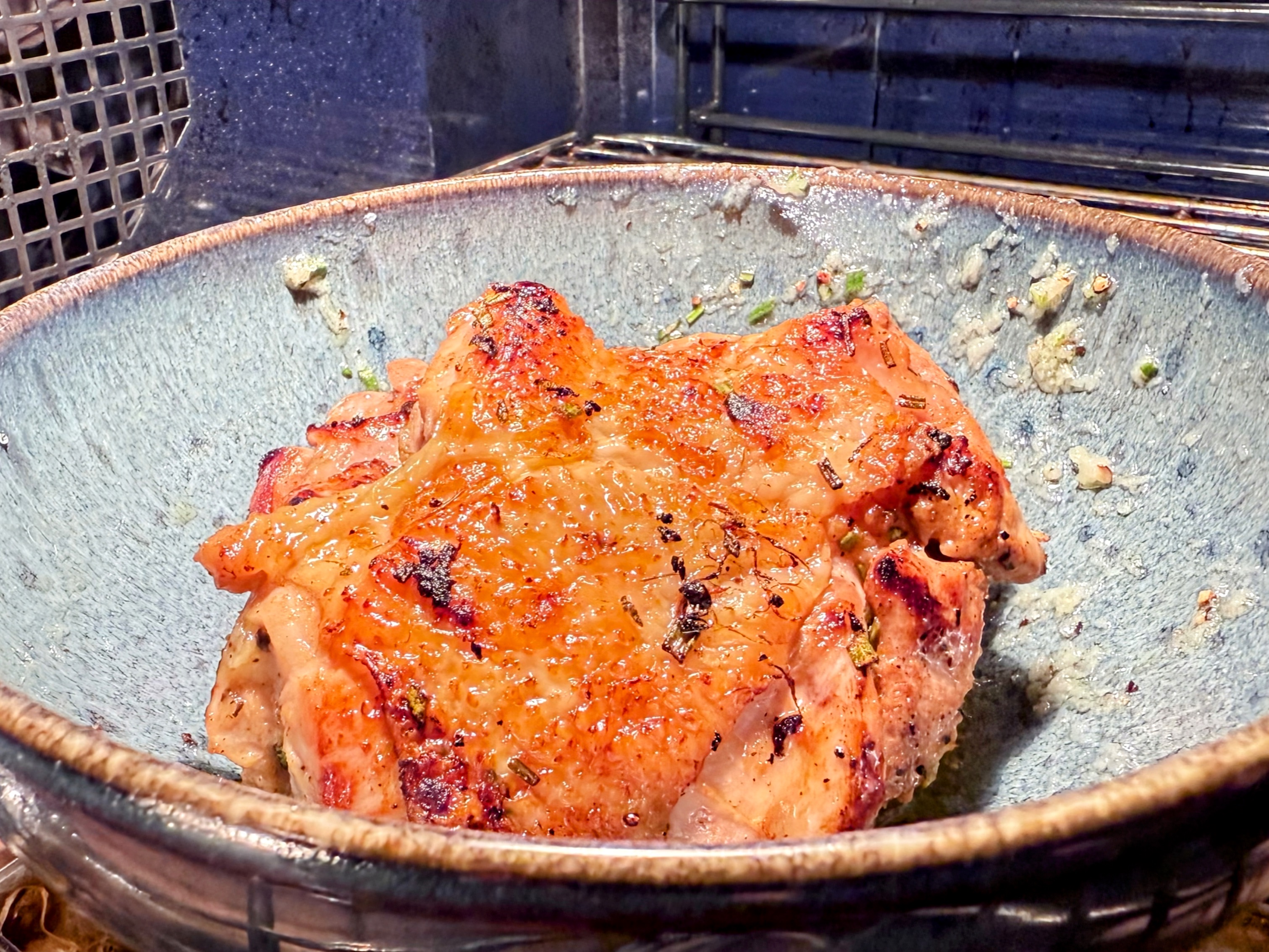 Schritt 1: Pouletsteaks für Zitronen-Knoblauch-Pouletsteaks mit Kirschtomaten marinieren und anbraten 