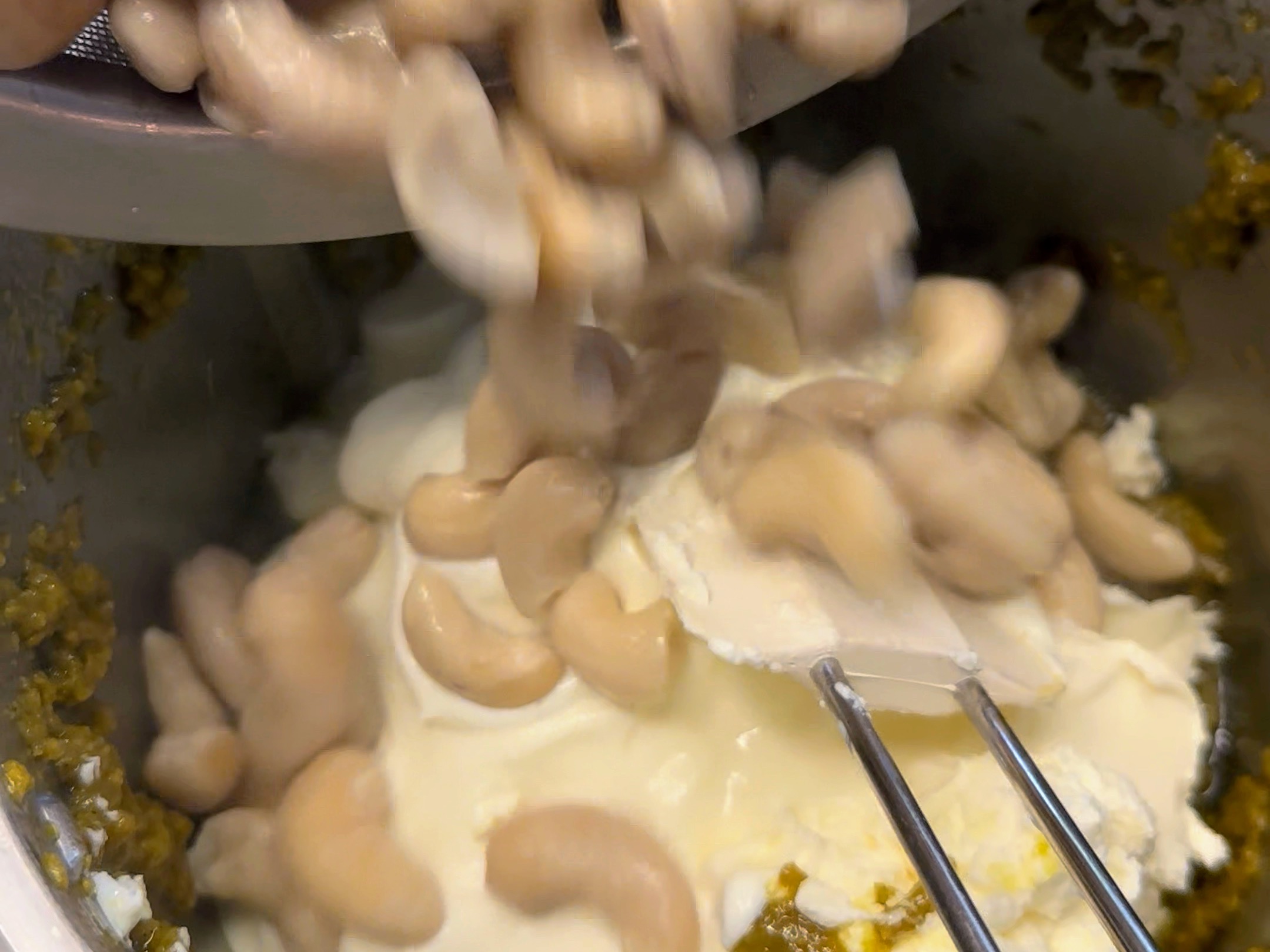 Schritt 4: Alle Zutaten fein mixen und in die Form füllen