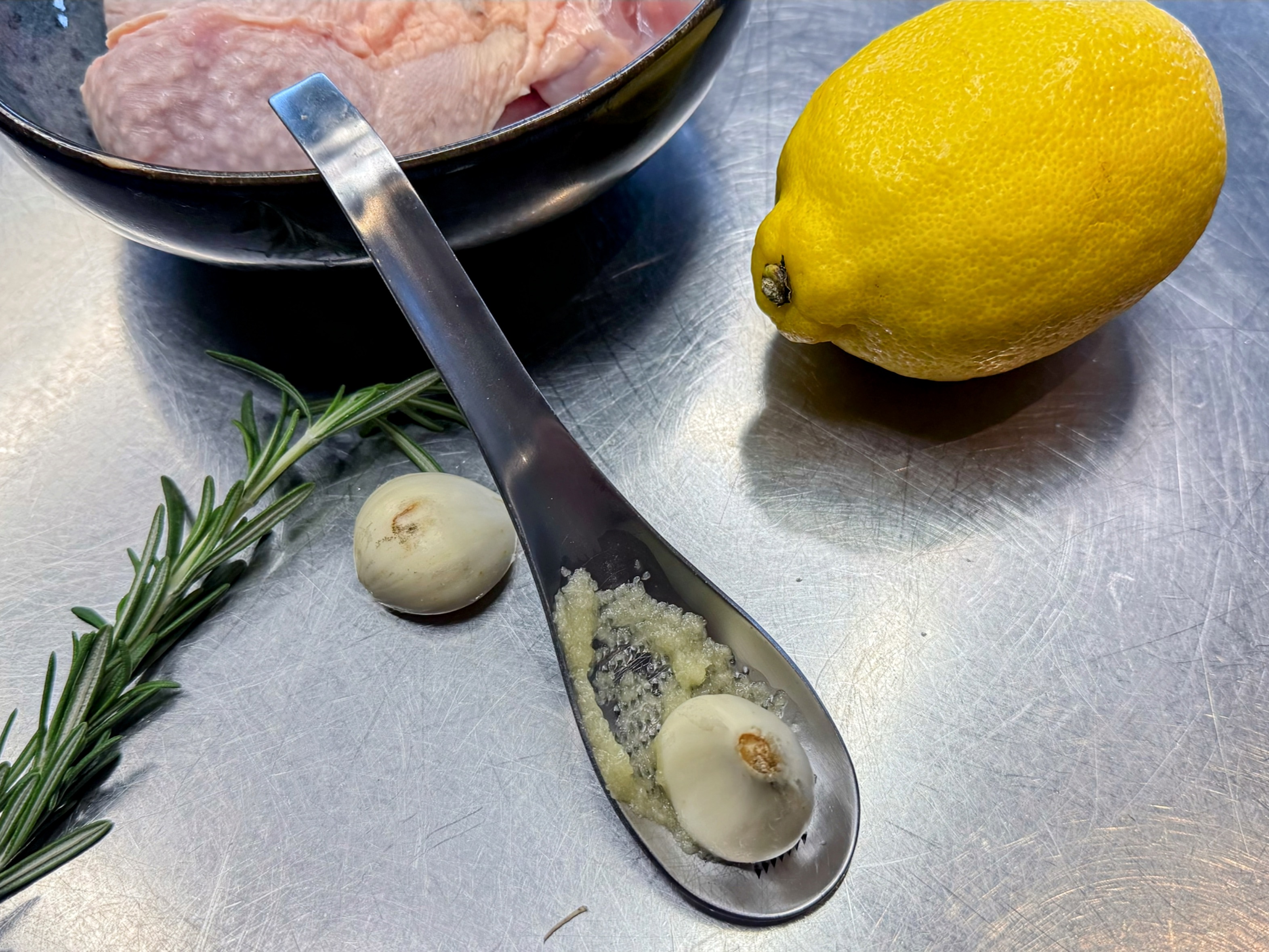 Schritt 1: Pouletsteaks für Zitronen-Knoblauch-Pouletsteaks mit Kirschtomaten marinieren und anbraten 
