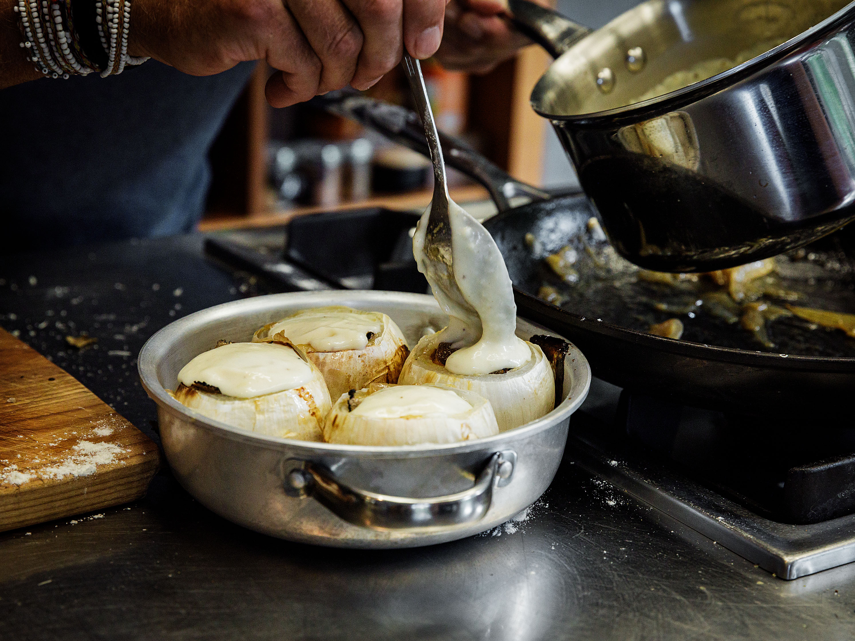 Schritt 5: Mit der Béchamelsauce abschliessen.