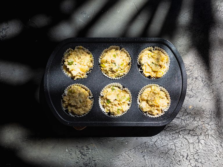 Schritt 4: Muffinförmchen mit Kartoffel-Lauch-Muffins befüllen Schritt 4: Muffinförmchen mit Kartoffel-Lauch-Muffins befüllen