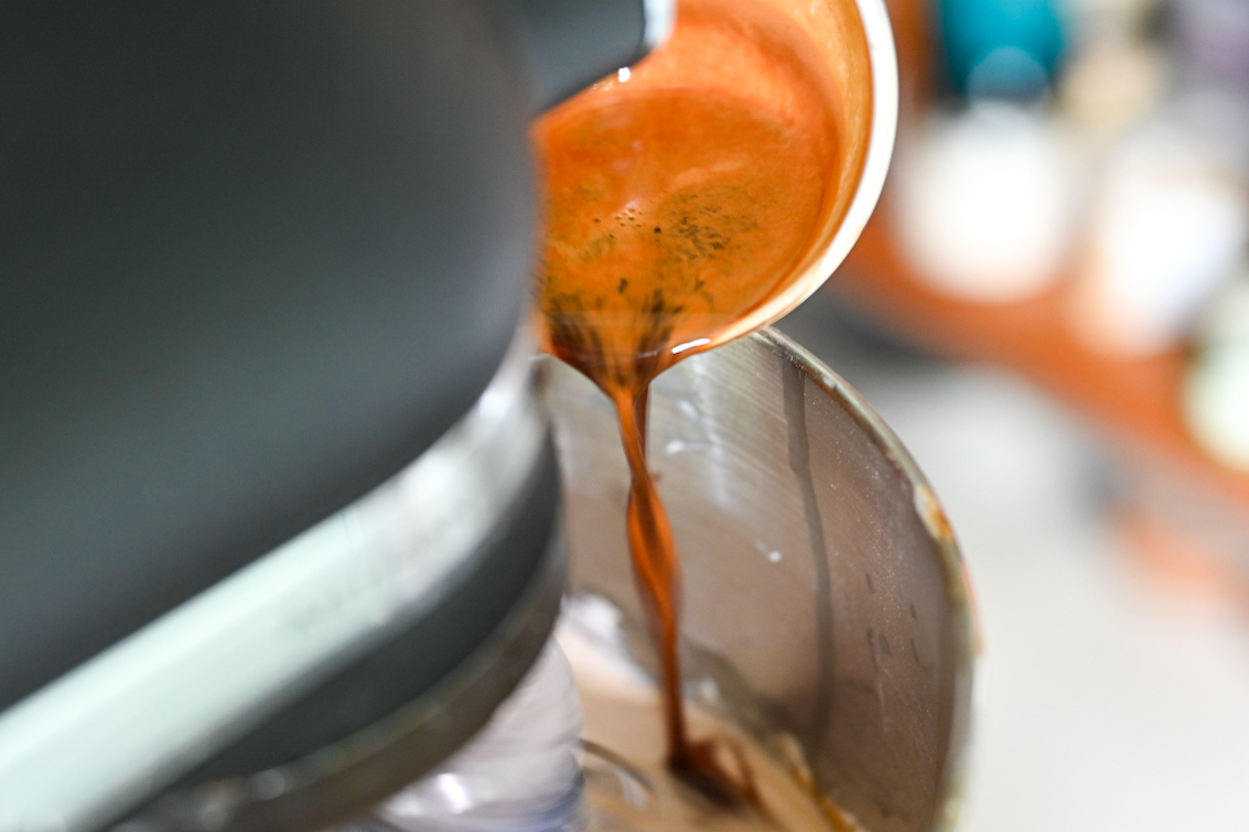 Schritt 2: Den gekochten Rahm absieben, die Kaffeebohnen entfernen, den Rahm und den doppelten Espresso unterrühren