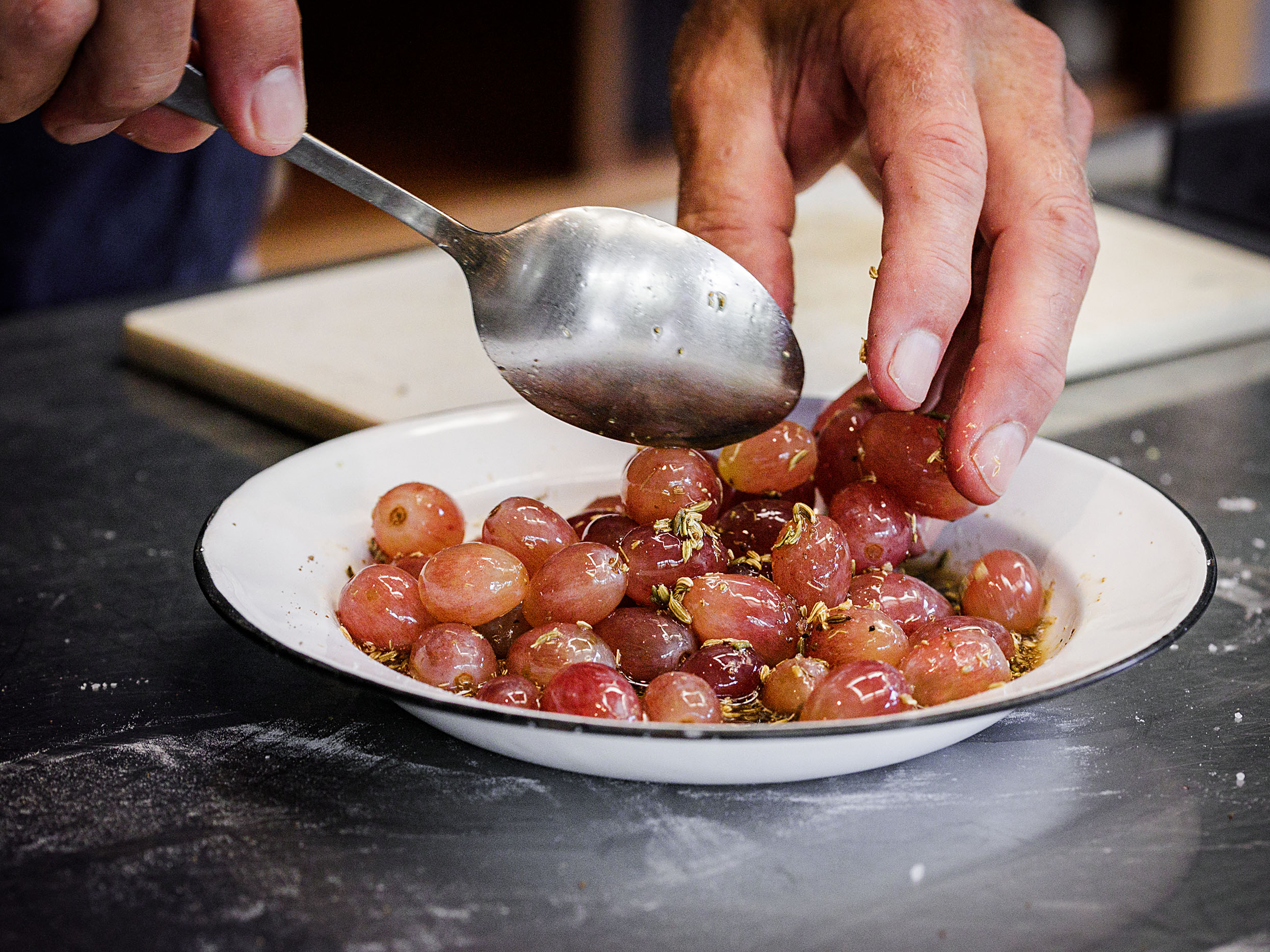 Schritt 1: Die Trauben in einer Schüssel mit den Fenchelsamen vermischen