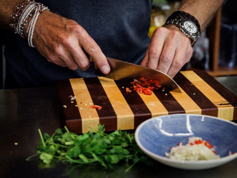 Schritt 2: Für die Vinaigrette alle Zutaten gut verrühren und mit schwarzem Pfeffer aus der Mühle und Meersalz abschmecken