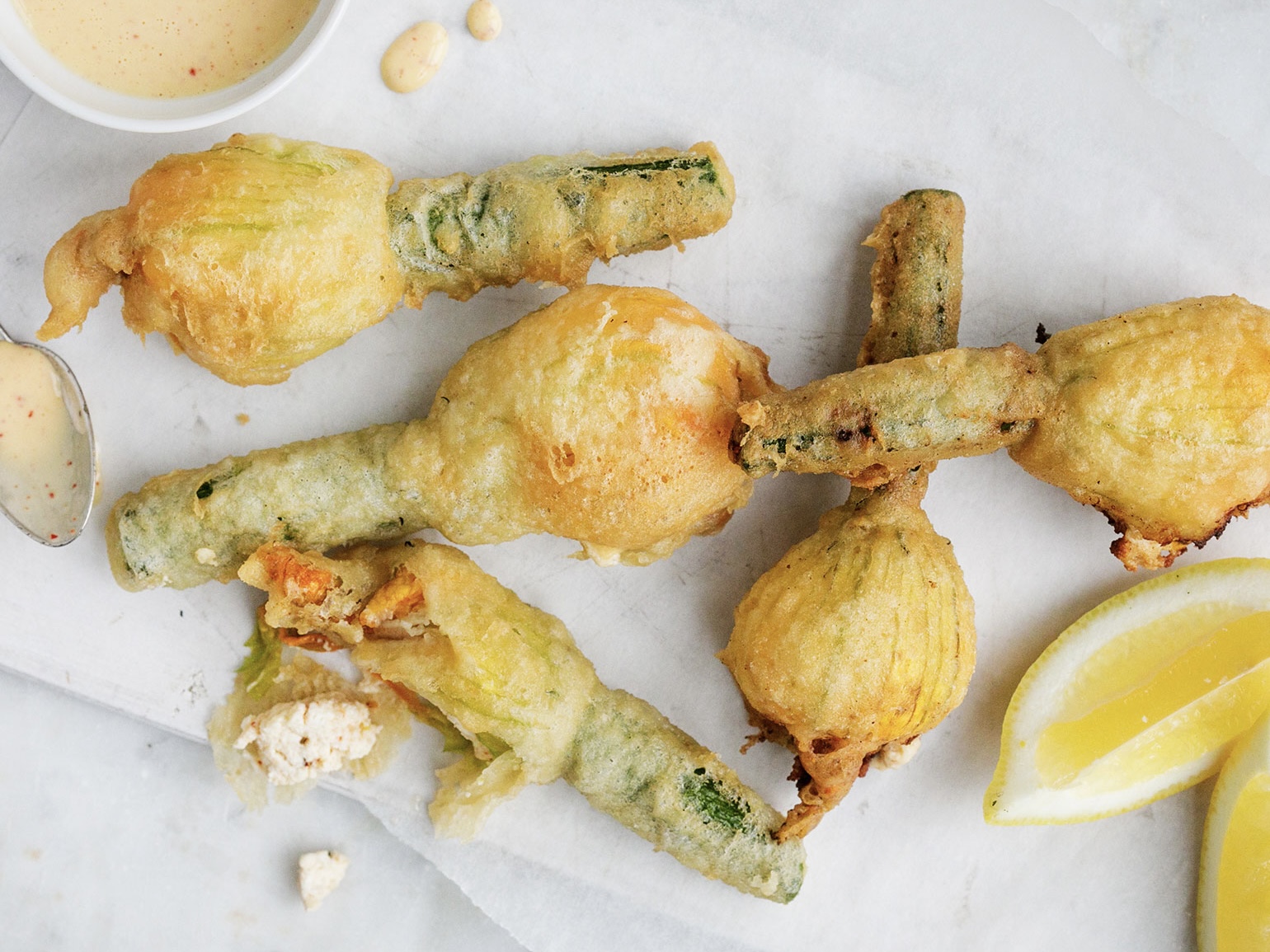 Schritt 3: Zucchiniblüten für Fiori di zucca ripieni frittieren 