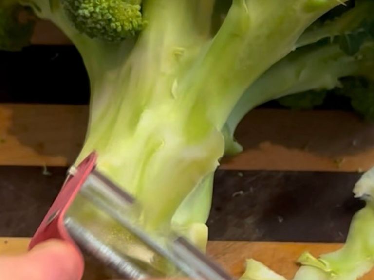 Schritt 1: Broccolistiele schälen, den Broccoli in kleine Röschen teilen und die Stiele in Scheiben schneiden Schritt 1: Broccolistiele schälen, den Broccoli in kleine Röschen teilen und die Stiele in Scheiben schneiden