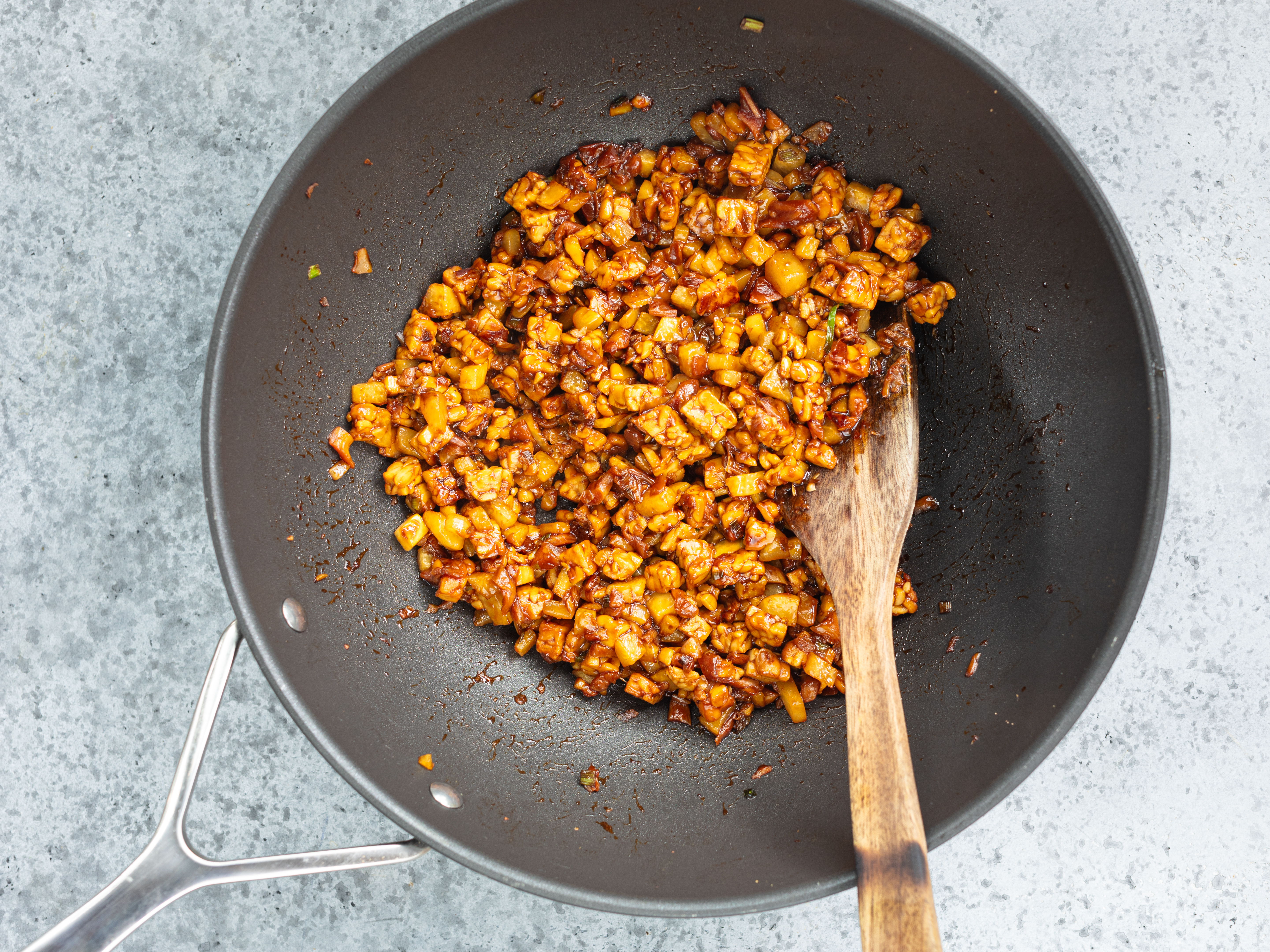 Schritt 2: Füllung für Salat Wraps mit Kohlrabi und Tempeh zubereiten 