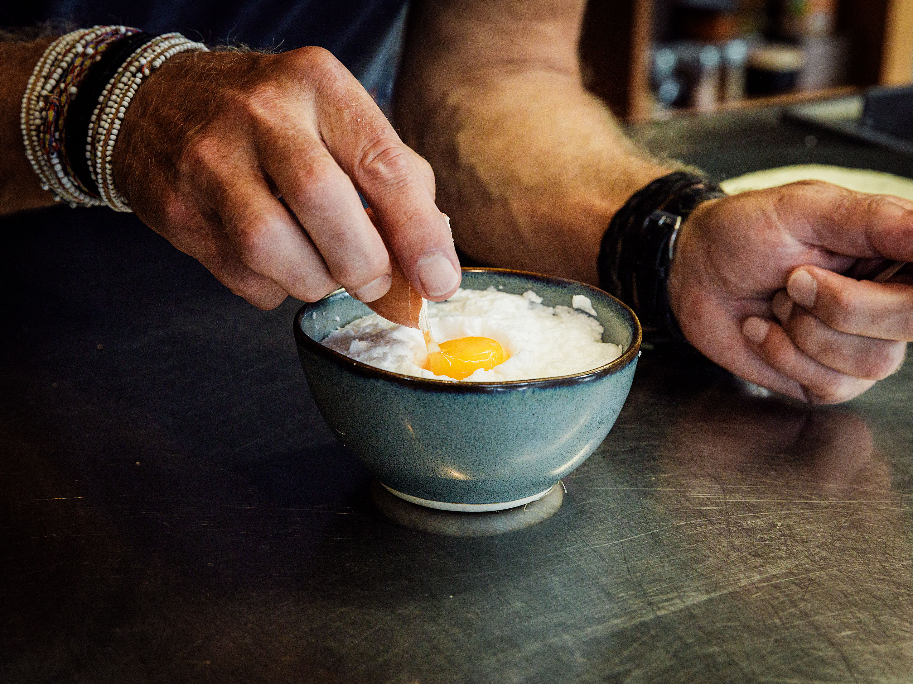 Schritt 2: Die Hälfte des geschlagenen Eiweisses bis zum oberen Rand einfüllen und eine Vertiefung eindrücken, dann je ein Eigelb vorsichtig hineingeben