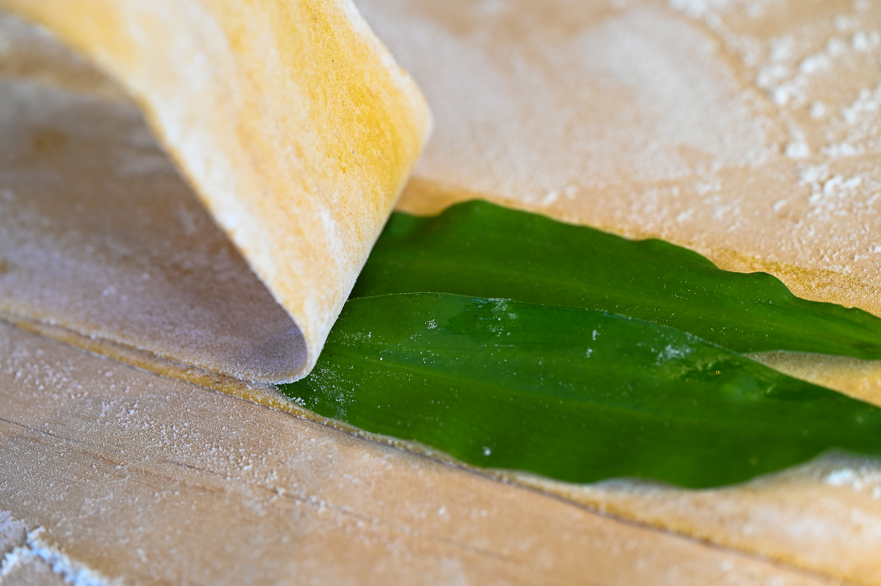 Schritt 3: Die Bärlauchblätter dekorativ zwischen zwei Pastabahnen legen 