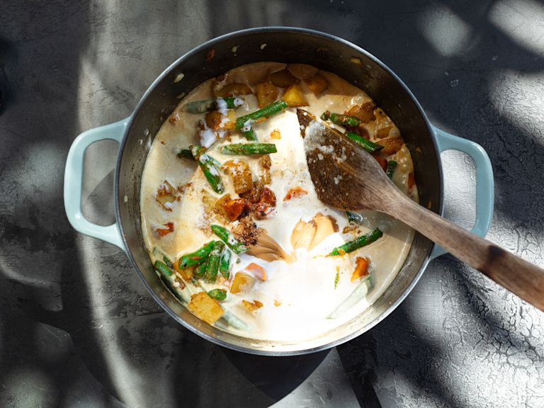 Schritt 4: Sauce für Thai Massaman-Curry zubereiten  Schritt 4: Sauce für Thai Massaman-Curry zubereiten