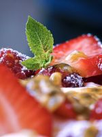 Beeren und Passionsfrucht auf der Pavlova.