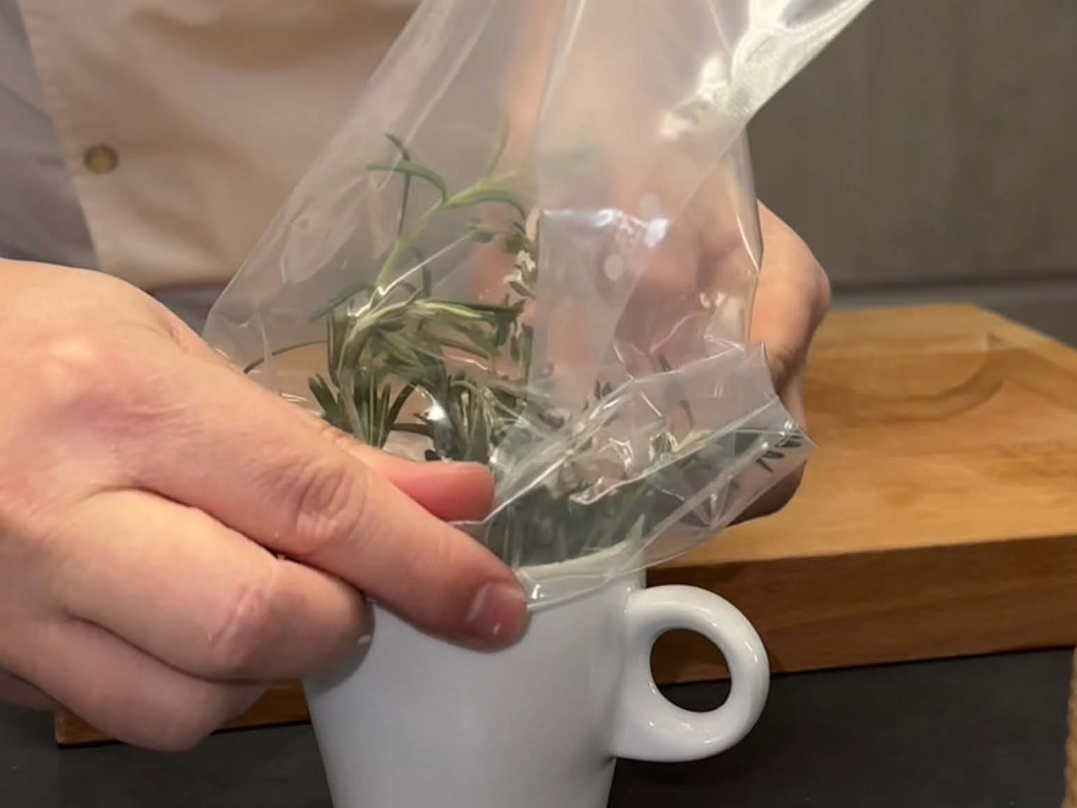 Step 4. Tüte über Kräuter & Tasse stülpen