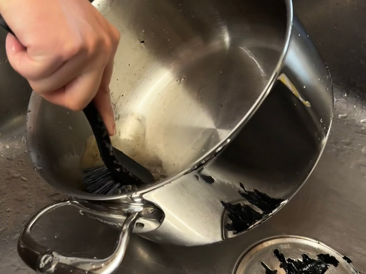 Step 5: Reste mit einer Spülbürste lösen