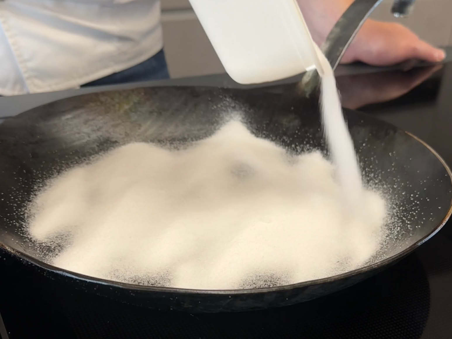 Step 1: Ausbrennen: Salz in Pfanne geben