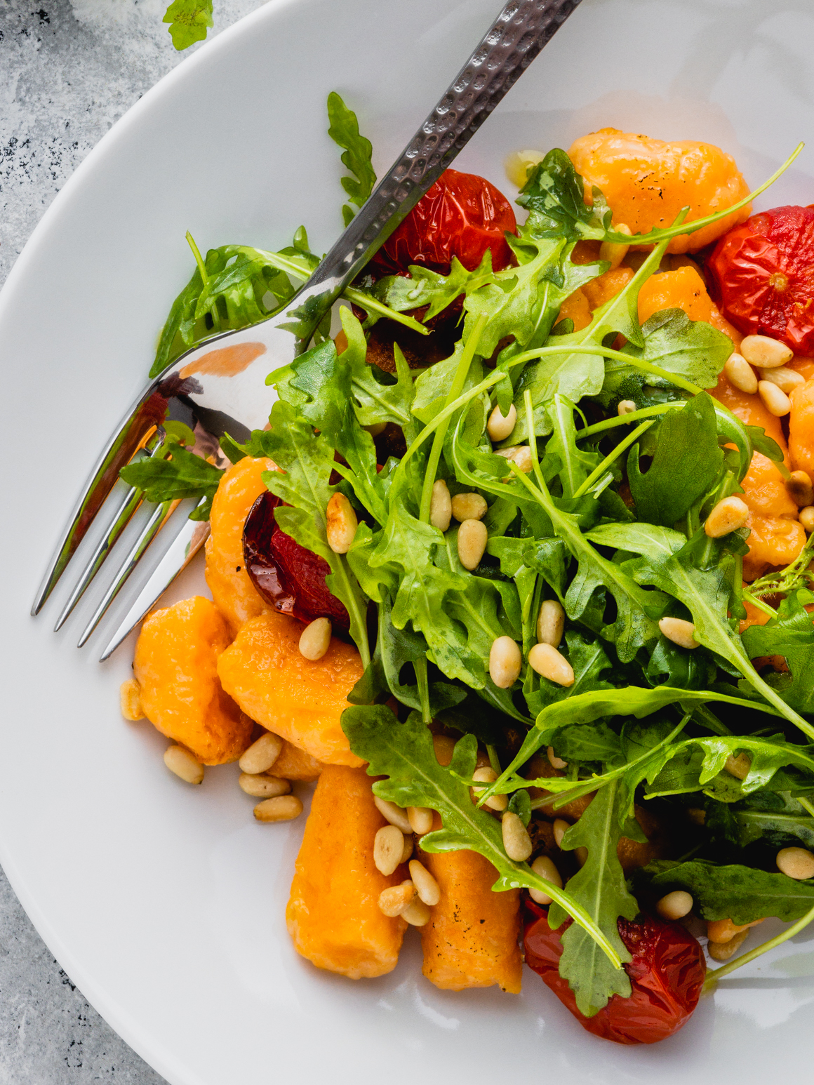 Vegane Süsskartoffel Gnocchi mit Tomaten, Rucola und Pinienkerne Rezept 2