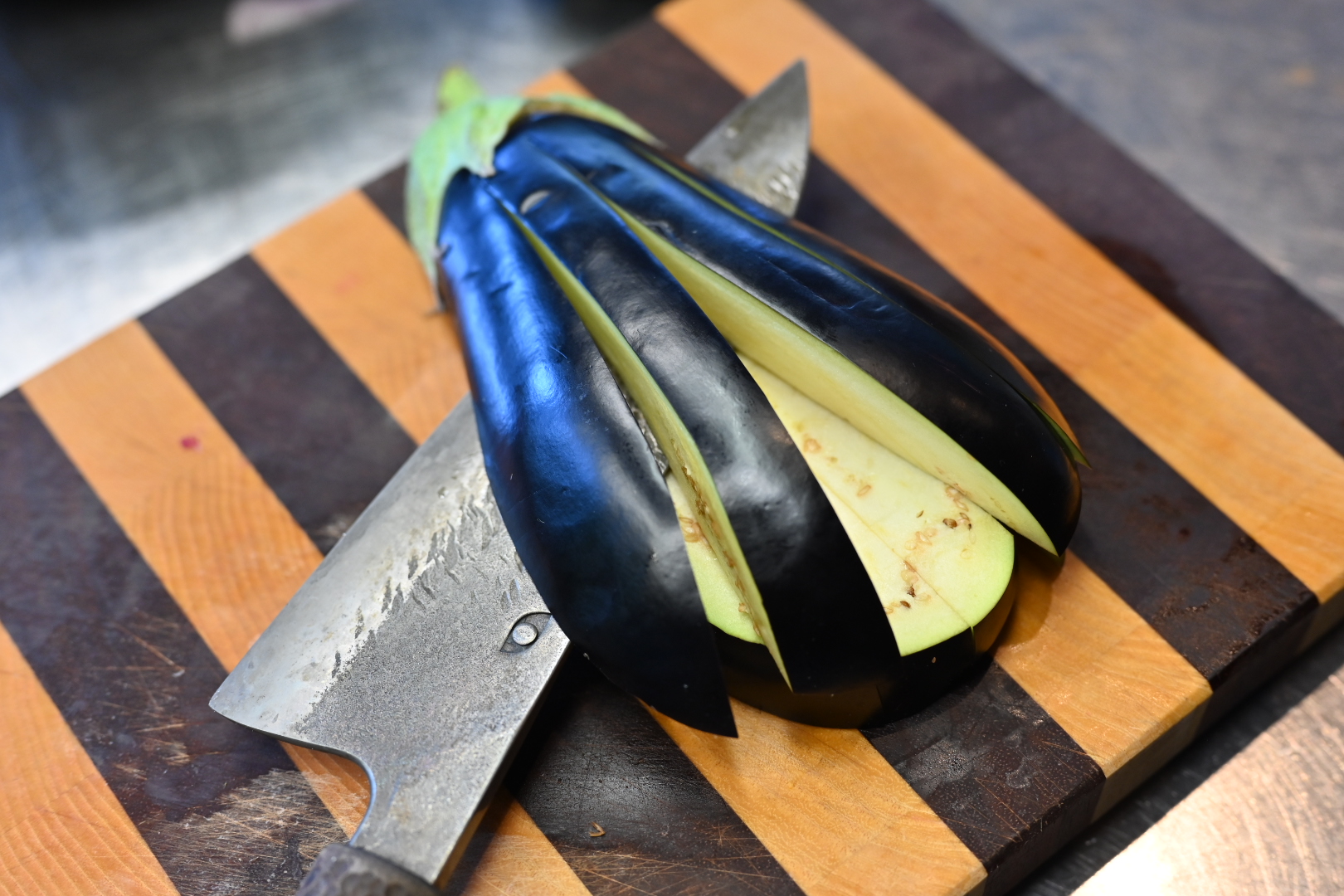 Schritt 1: Auberginen für Gebackenes Auberginenfächer-Steak vorbereiten und Teig anrühren 