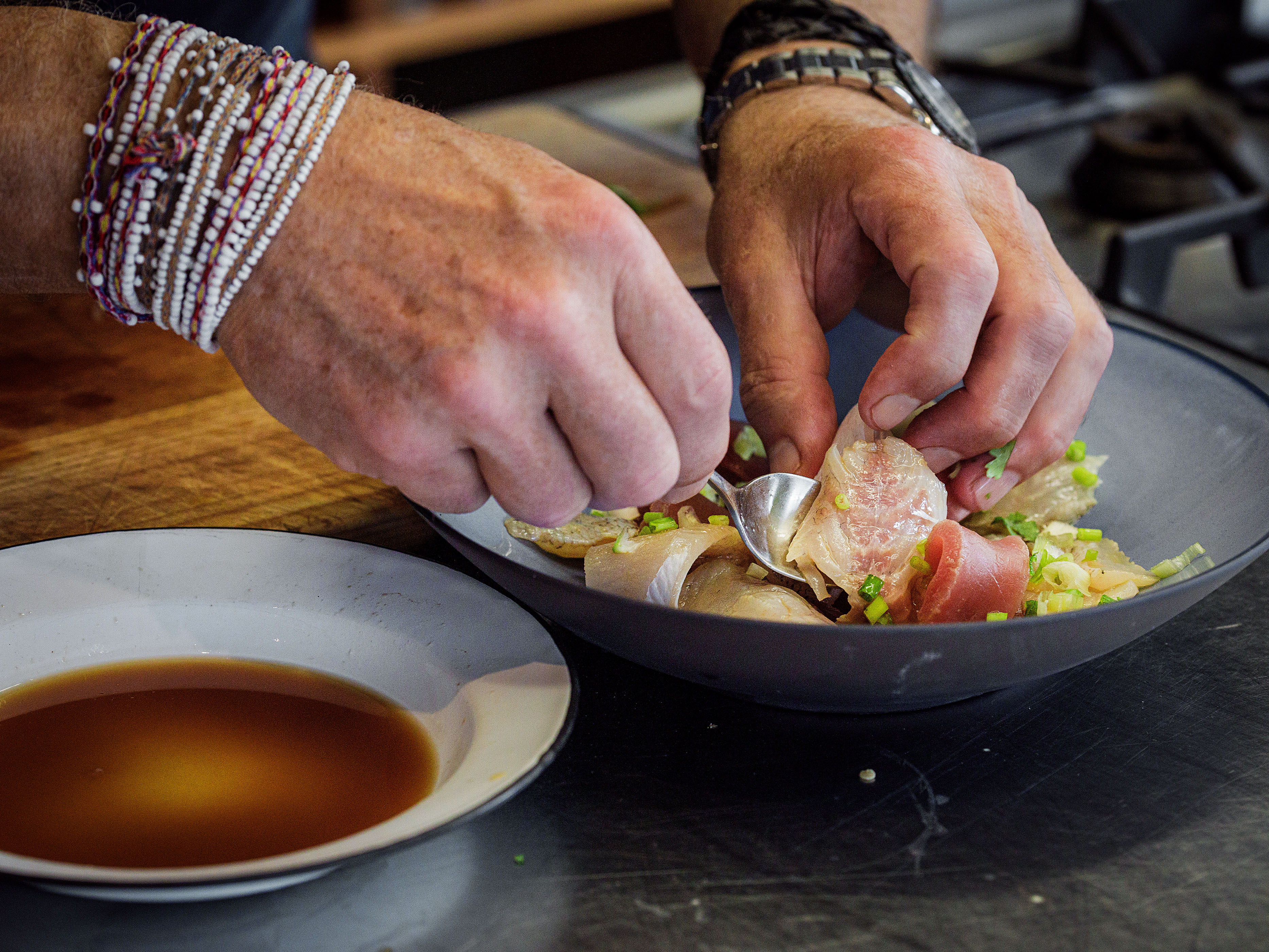 Schritt 2: Sashimi-Fischsalat anrichten