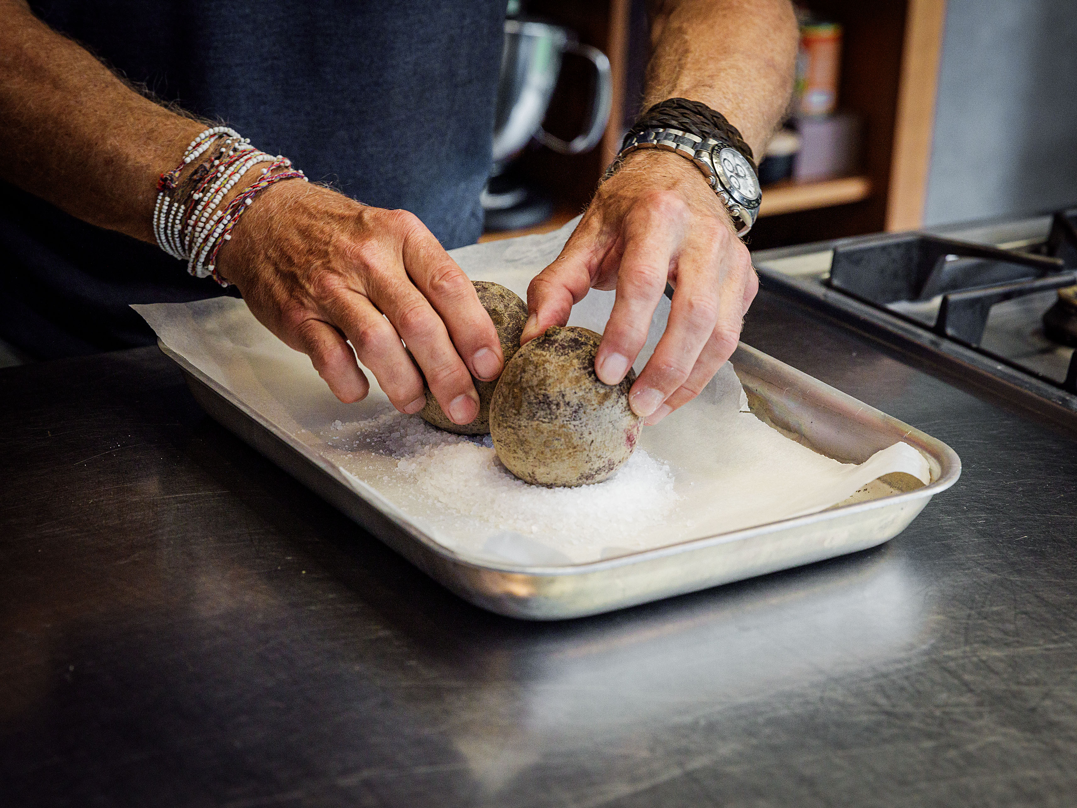Schritt 1: Ein Backblech mit Backpapier auslegen, Salz in 4 Haufen darauf verteilen und je eine Rande daraufsetzen