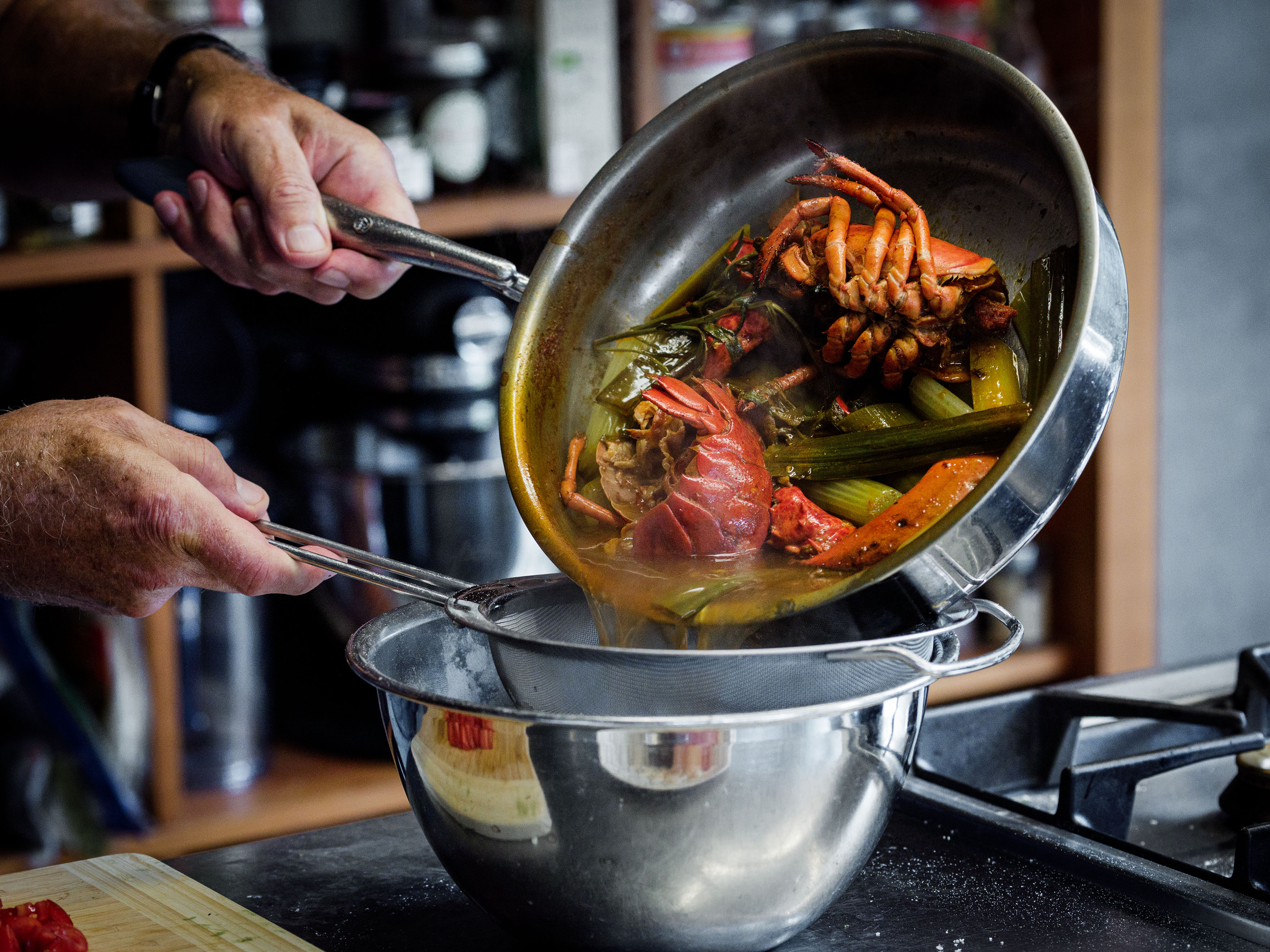 Schritt 1: Nach dem Kochen die Schalen absieben.