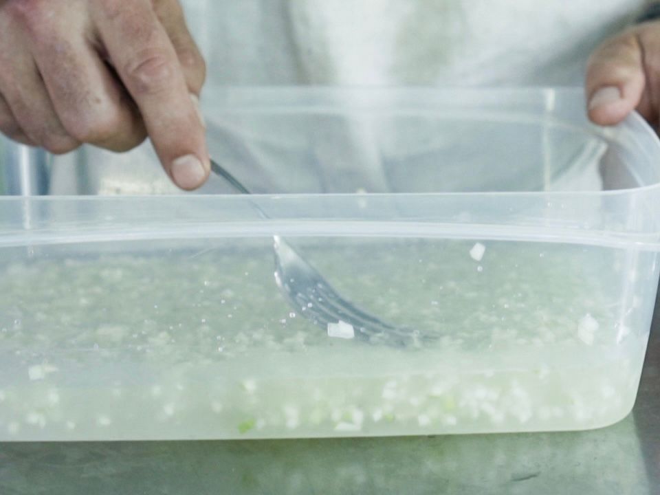 Schritt 1: Ingredienzien für Sake-Gin-Tonic Apfel Granité mischen