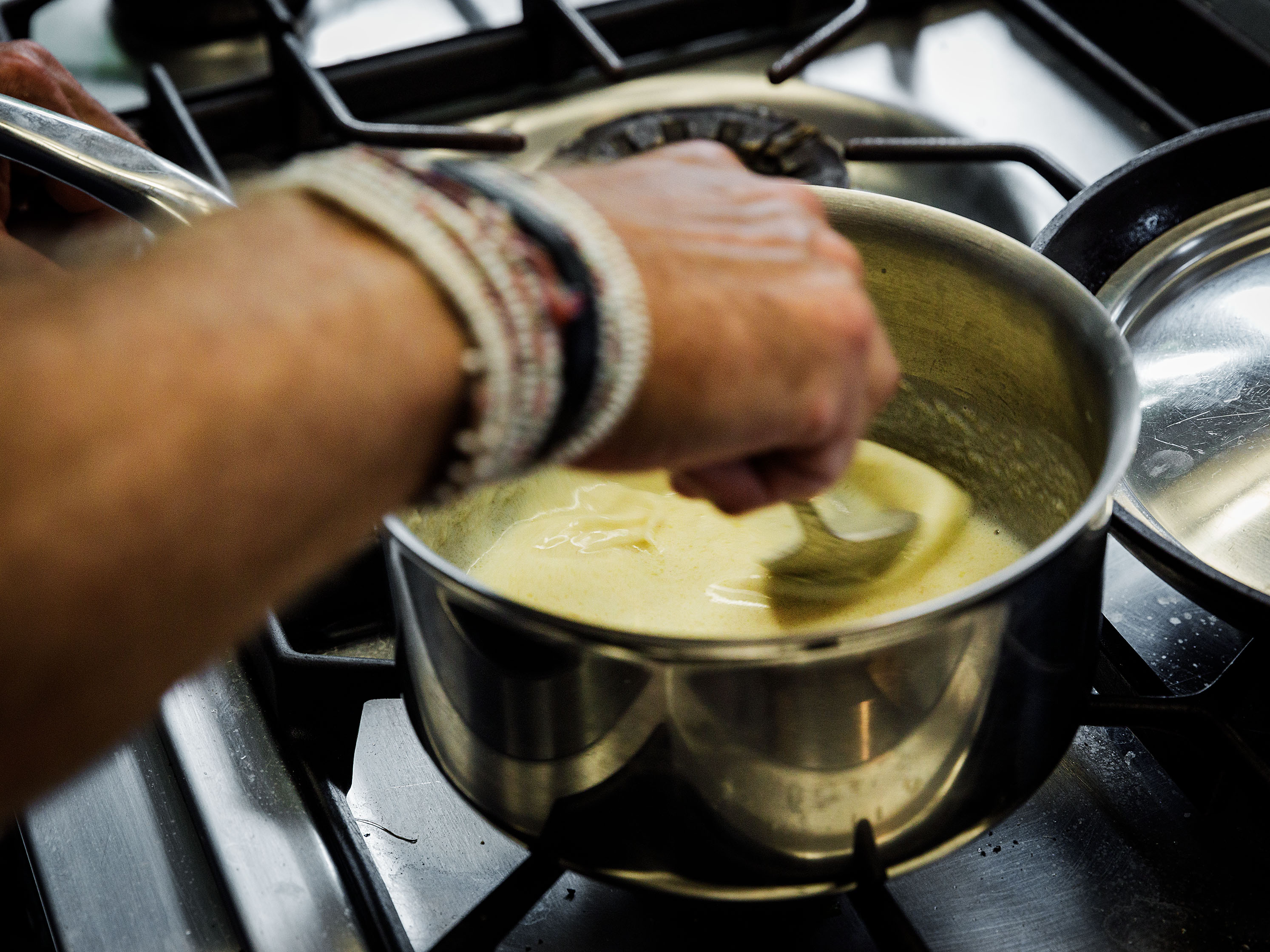Schritt 4: Die Butter in einer Kasserolle zerlassen und das Mehl einrühren